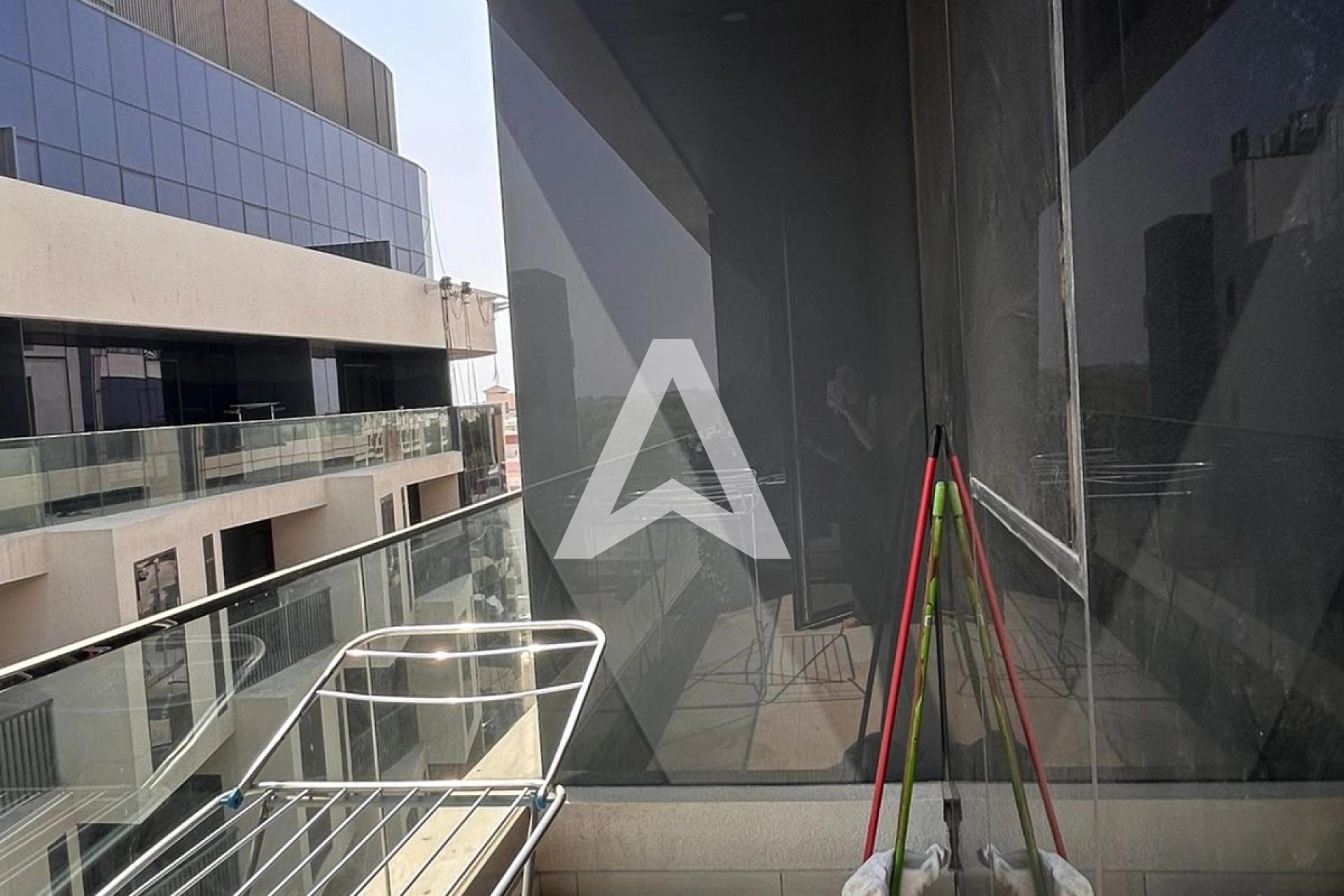 Displayed image from the thumbnail slider