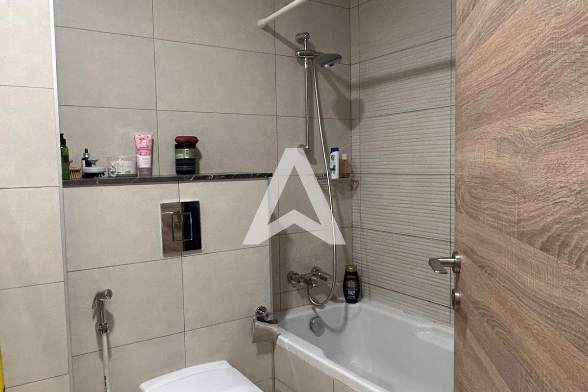 Displayed image from the thumbnail slider