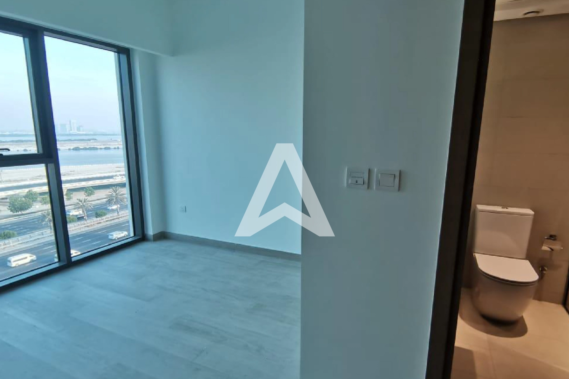 Displayed image from the thumbnail slider