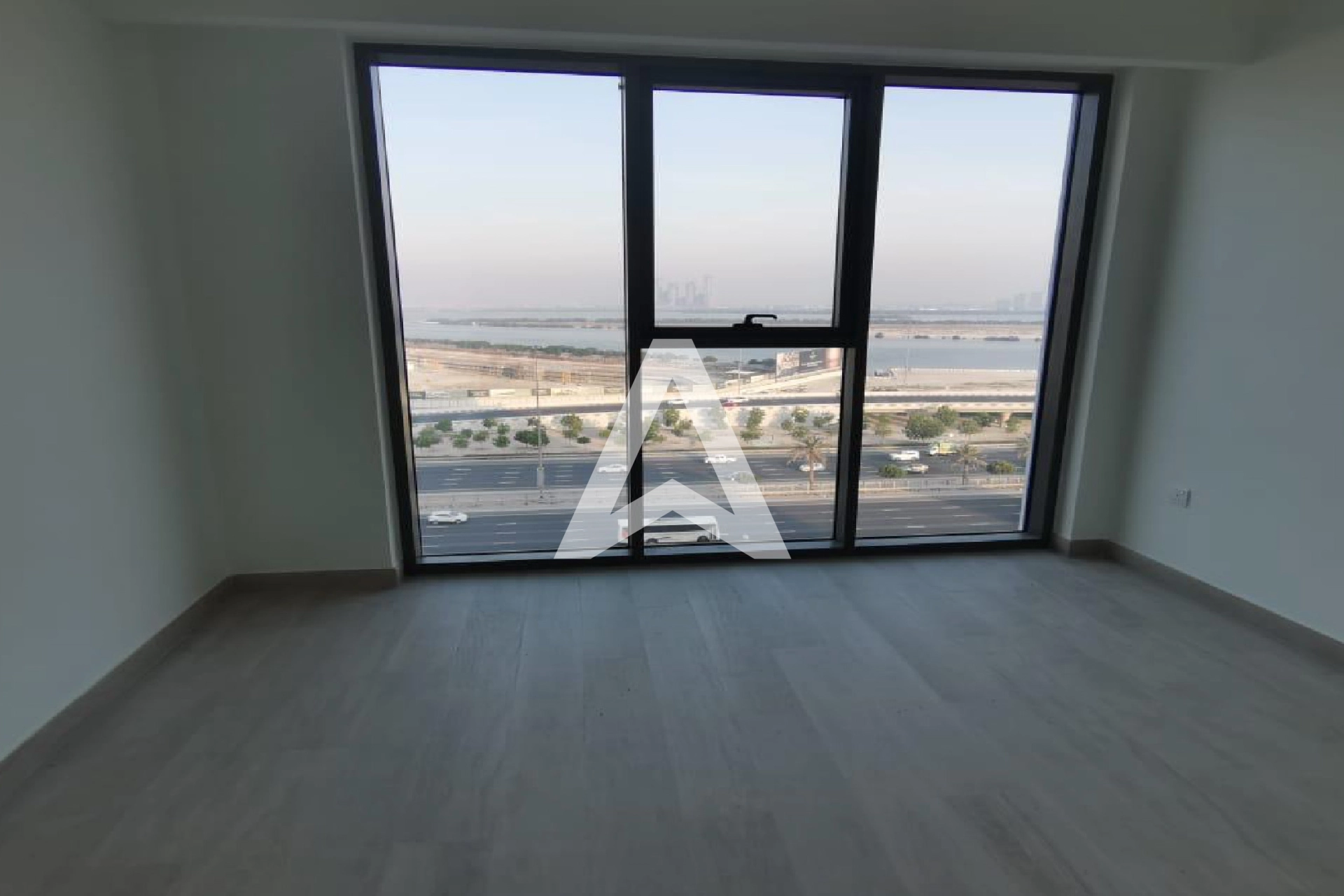 Displayed image from the thumbnail slider