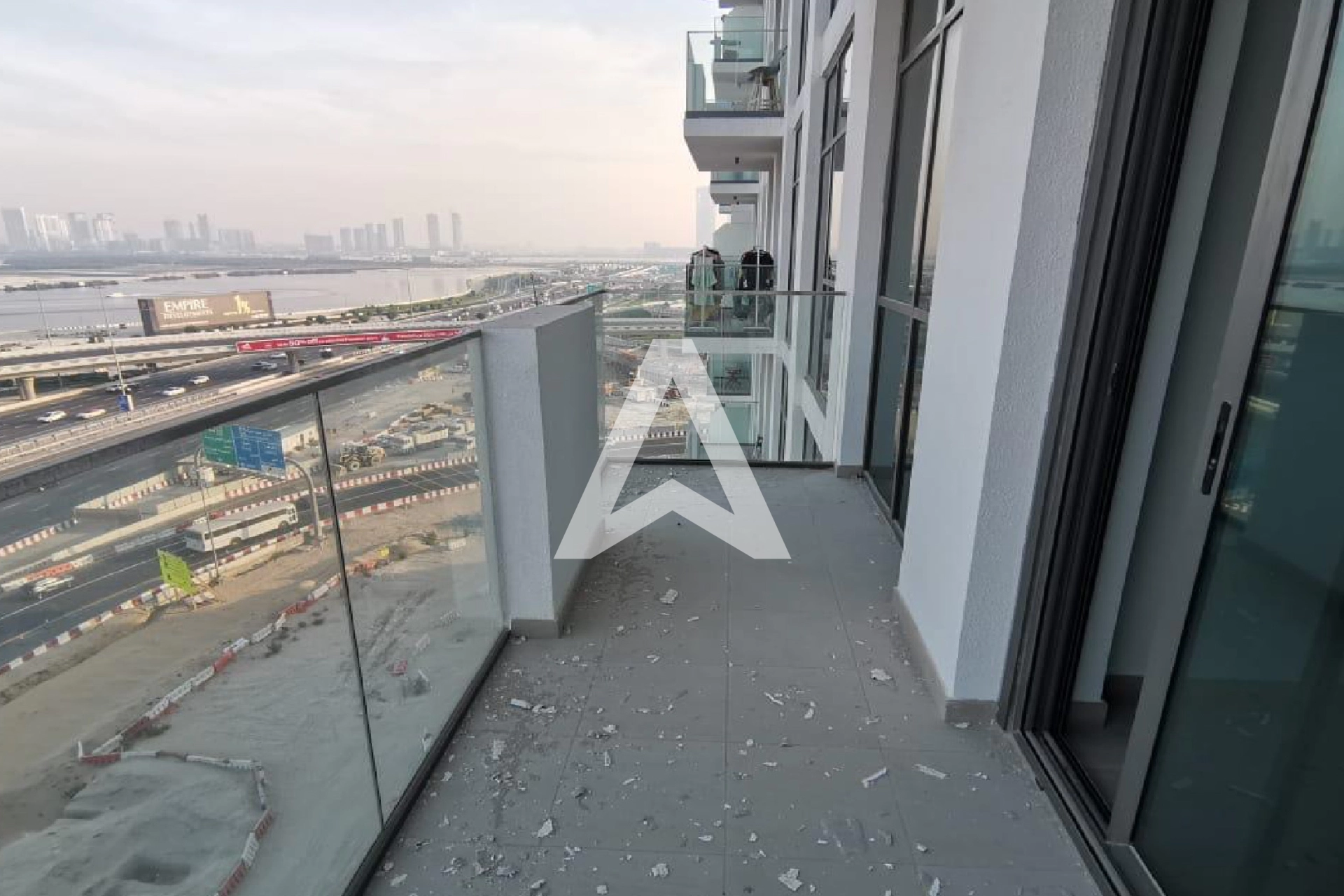Displayed image from the thumbnail slider