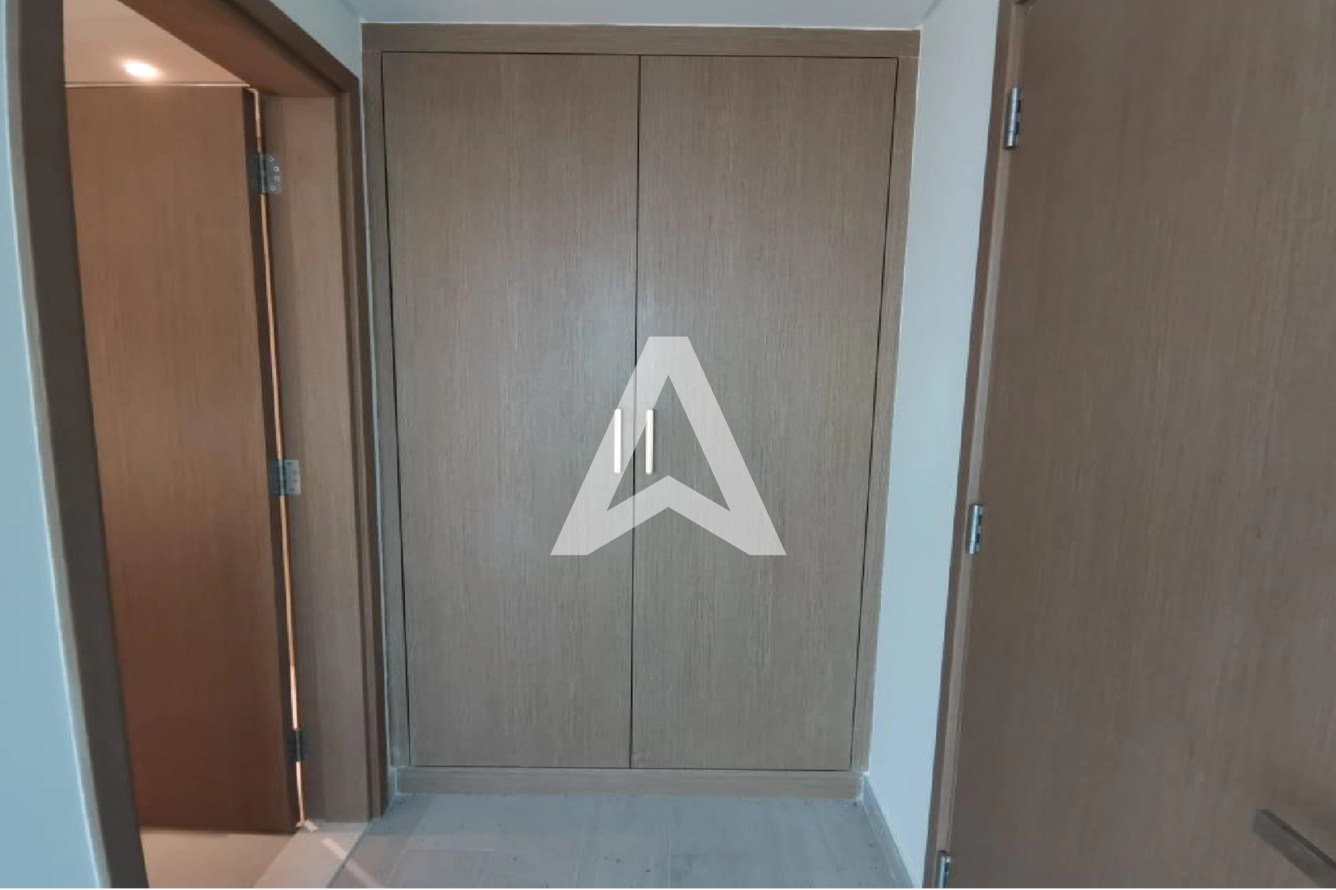 Displayed image from the thumbnail slider