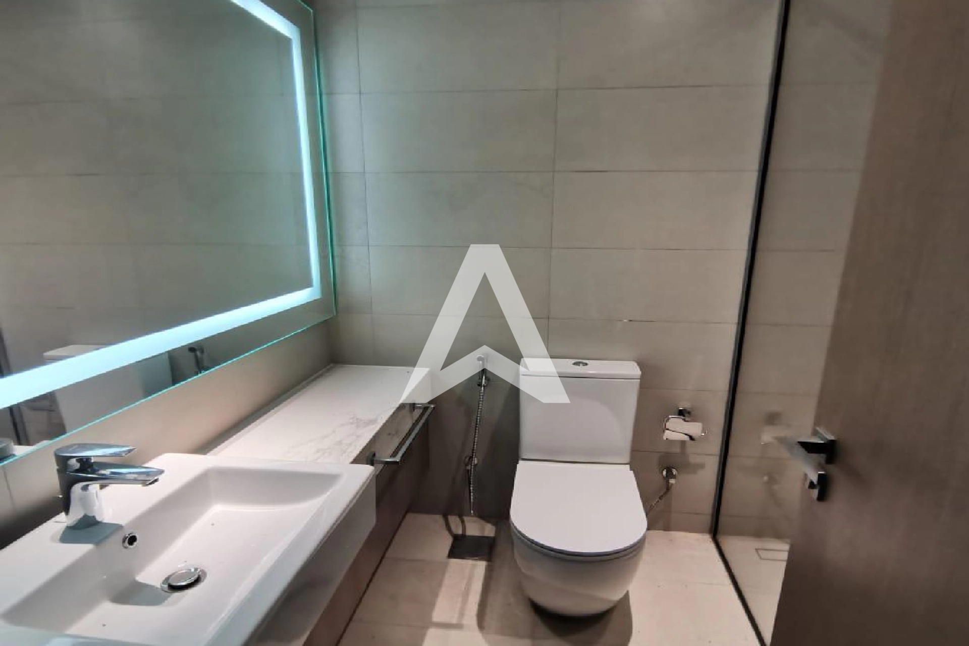 Displayed image from the thumbnail slider