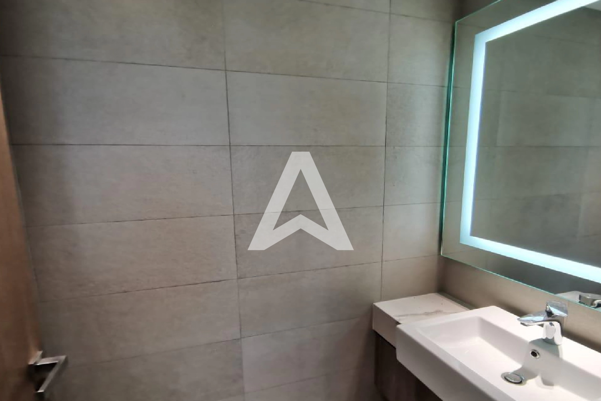 Displayed image from the thumbnail slider