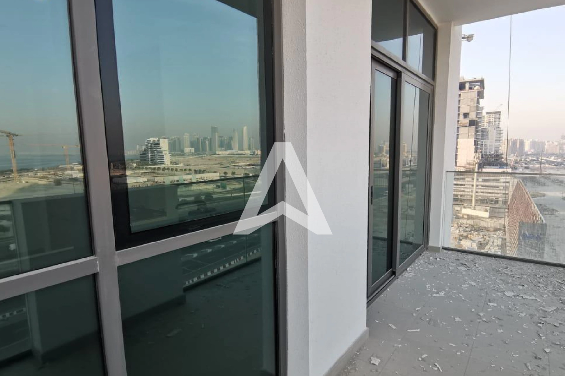 Displayed image from the thumbnail slider