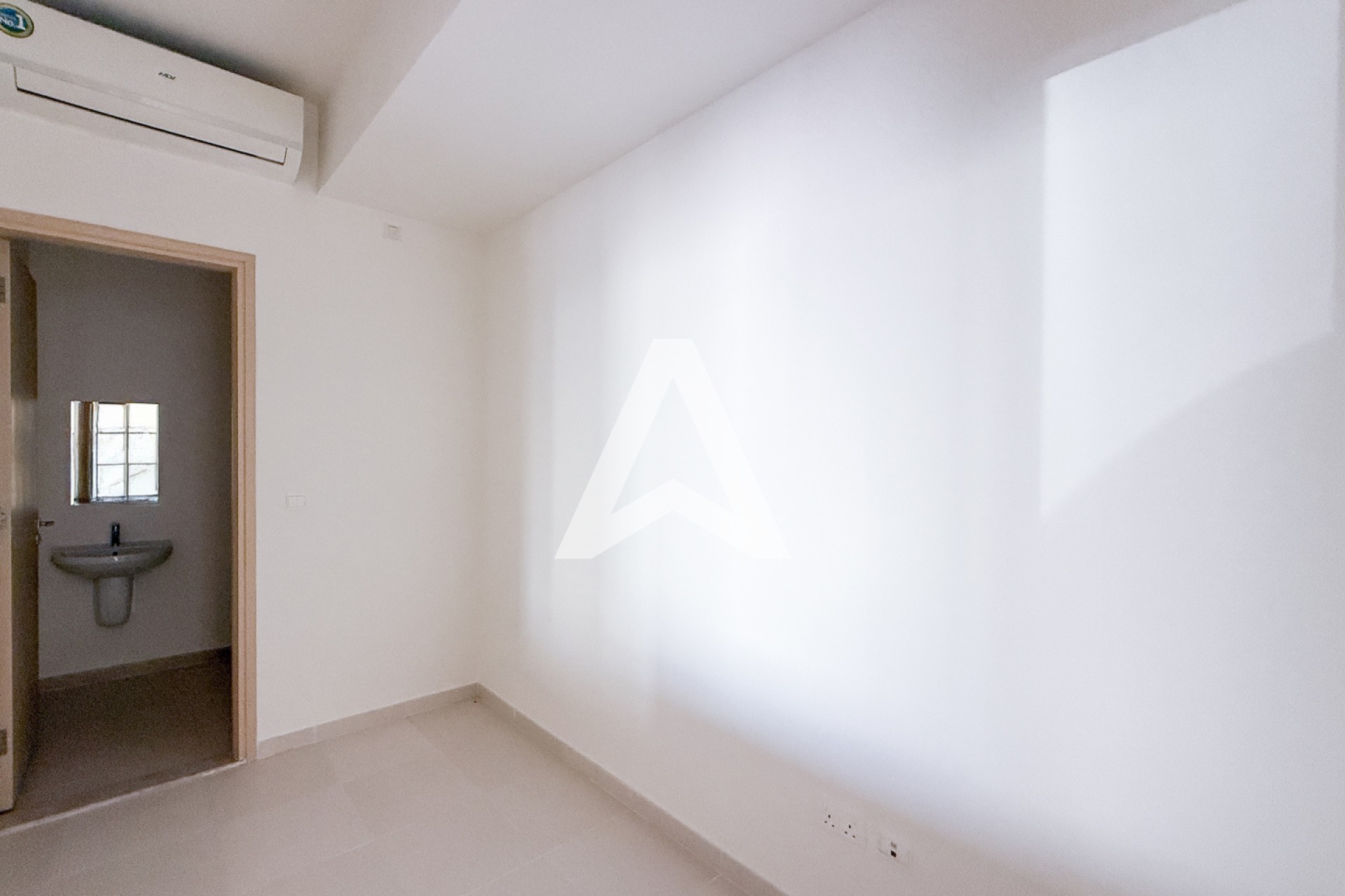 Displayed image from the thumbnail slider