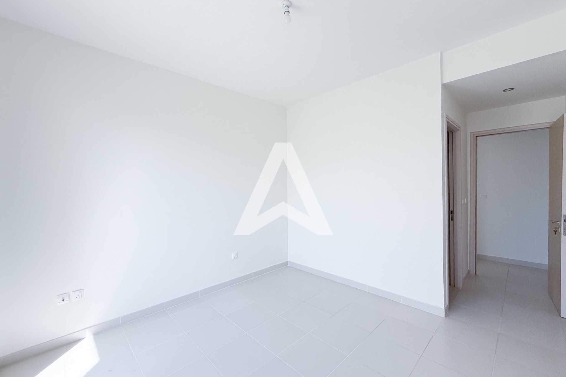 Displayed image from the thumbnail slider