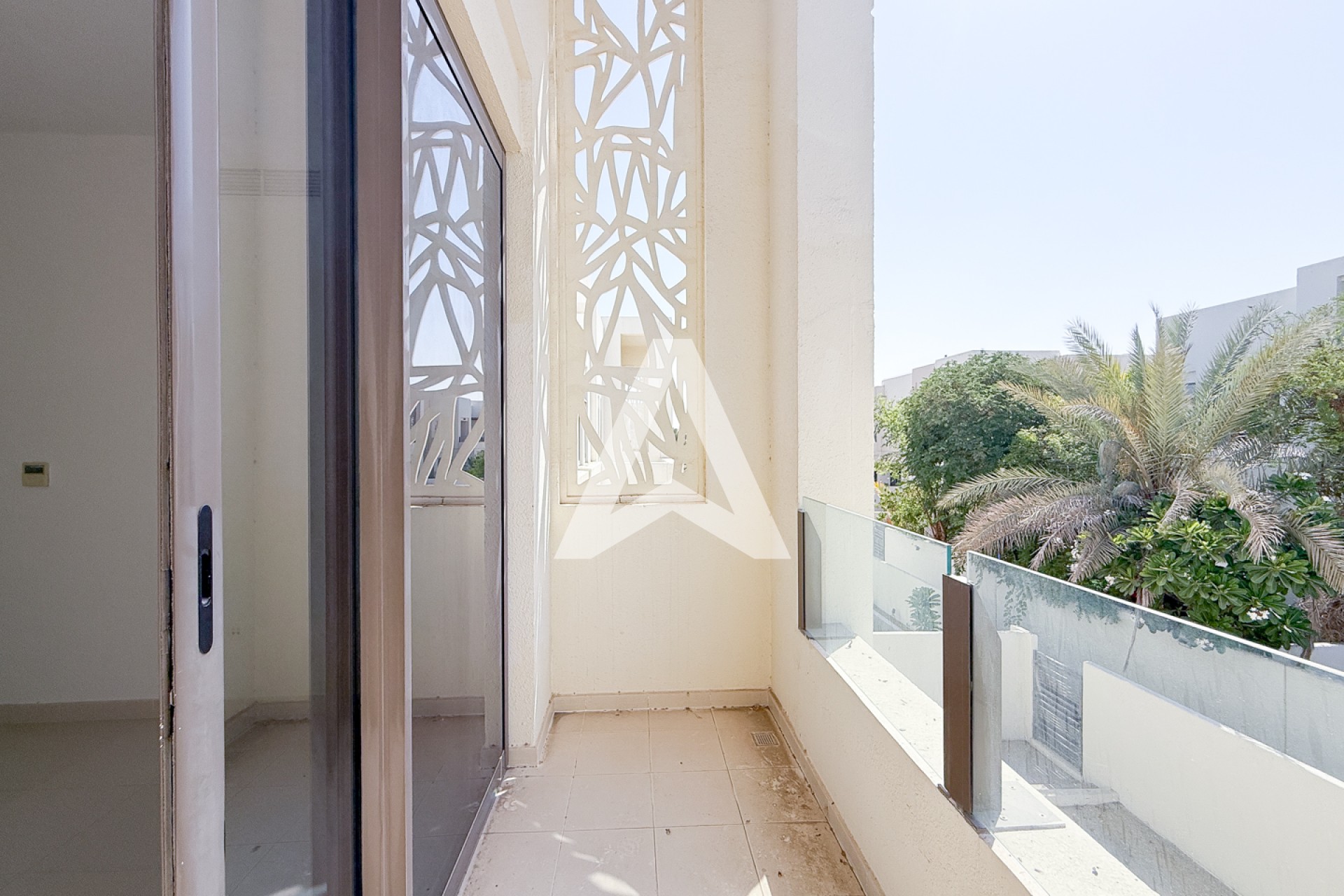 Displayed image from the thumbnail slider
