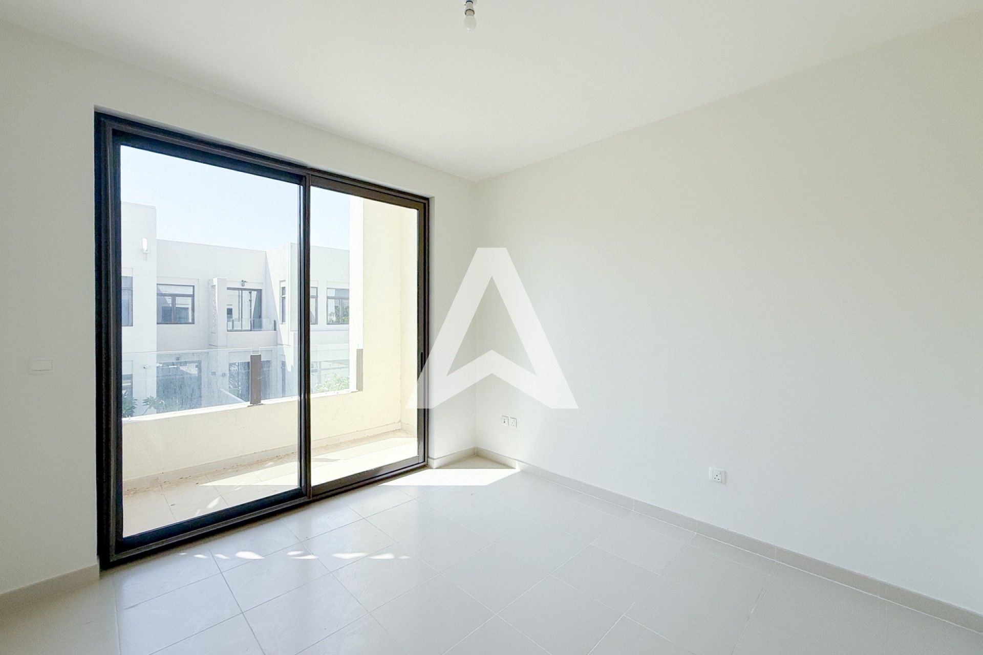 Displayed image from the thumbnail slider