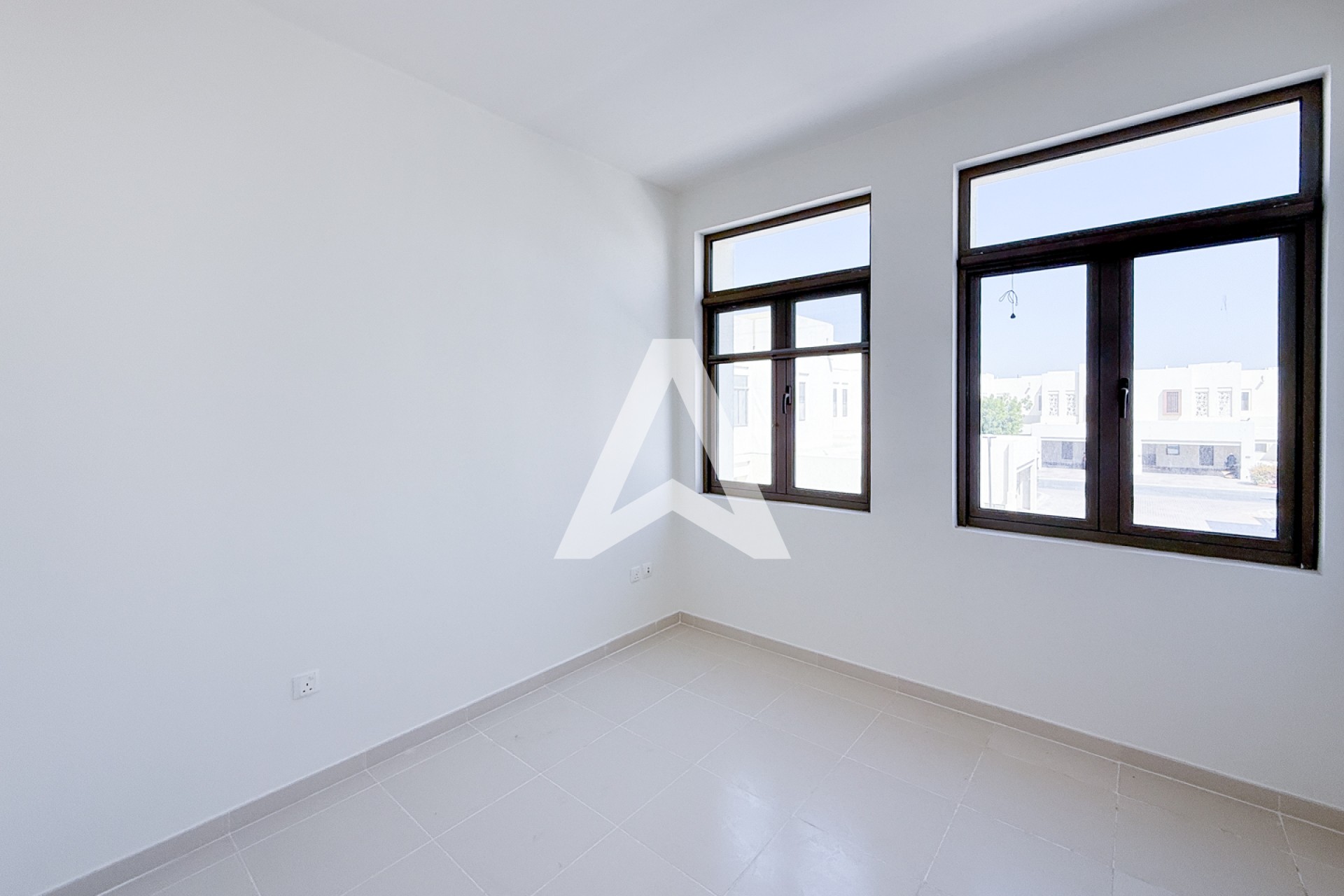 Displayed image from the thumbnail slider