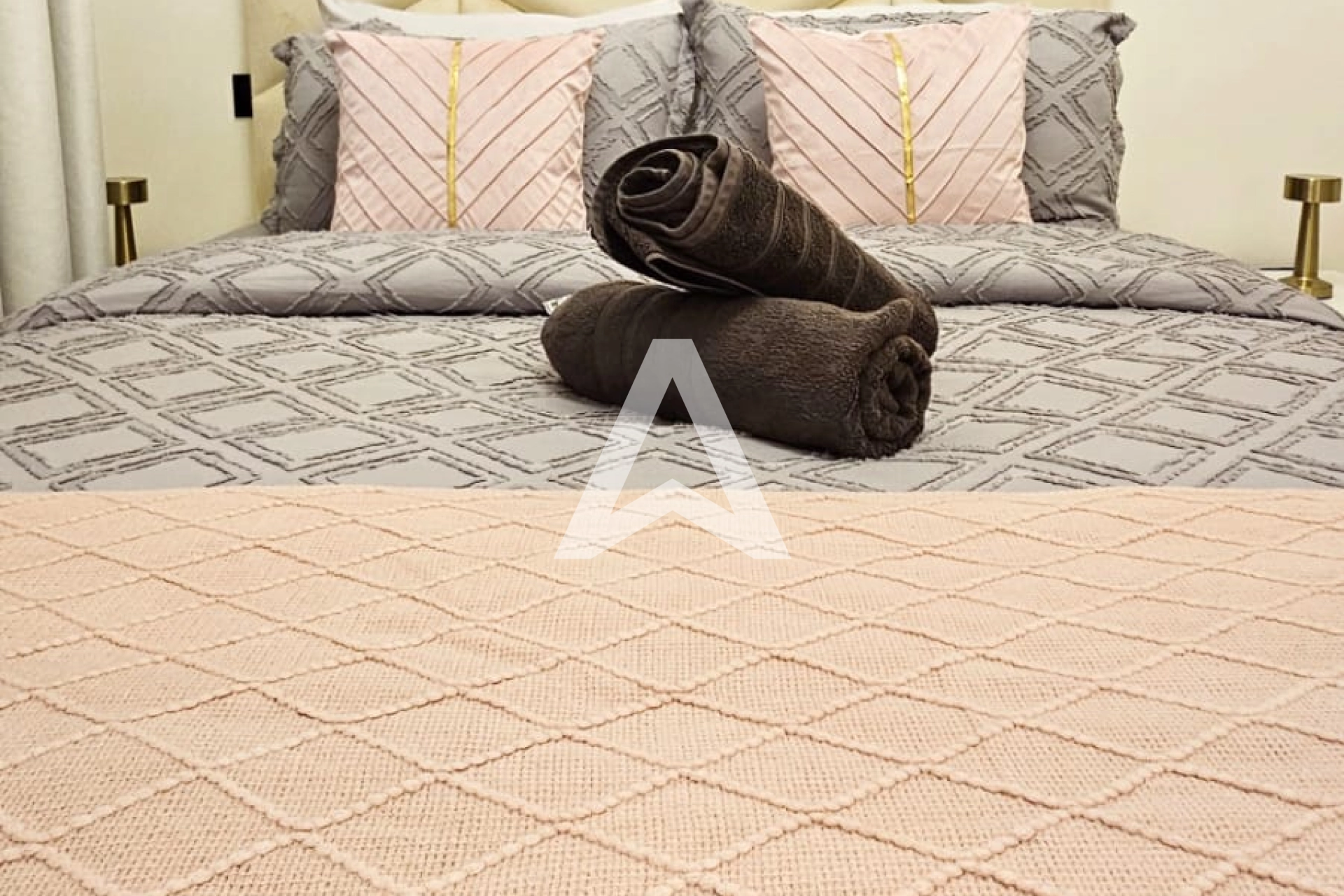 Displayed image from the thumbnail slider