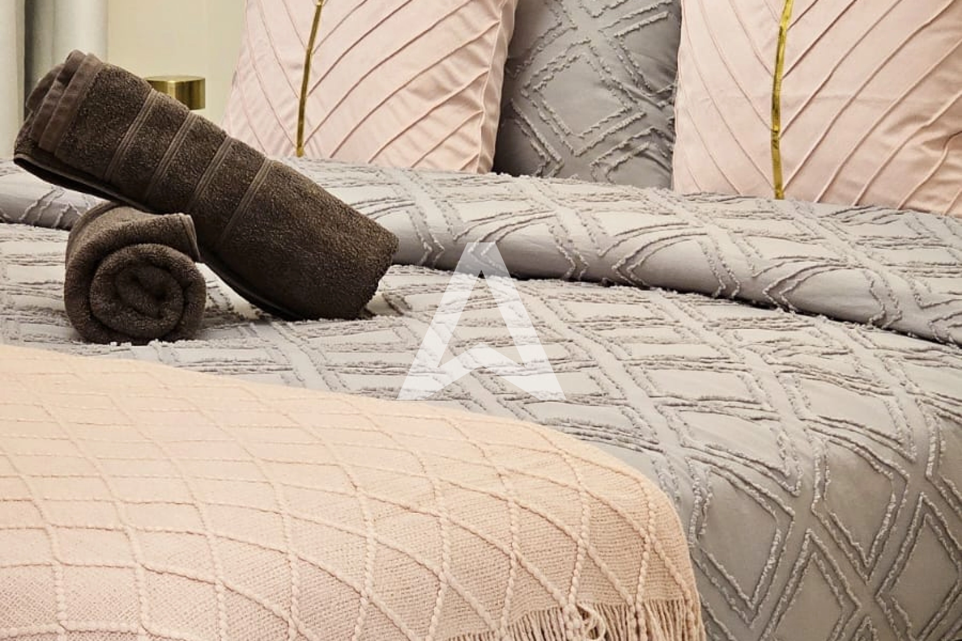 Displayed image from the thumbnail slider