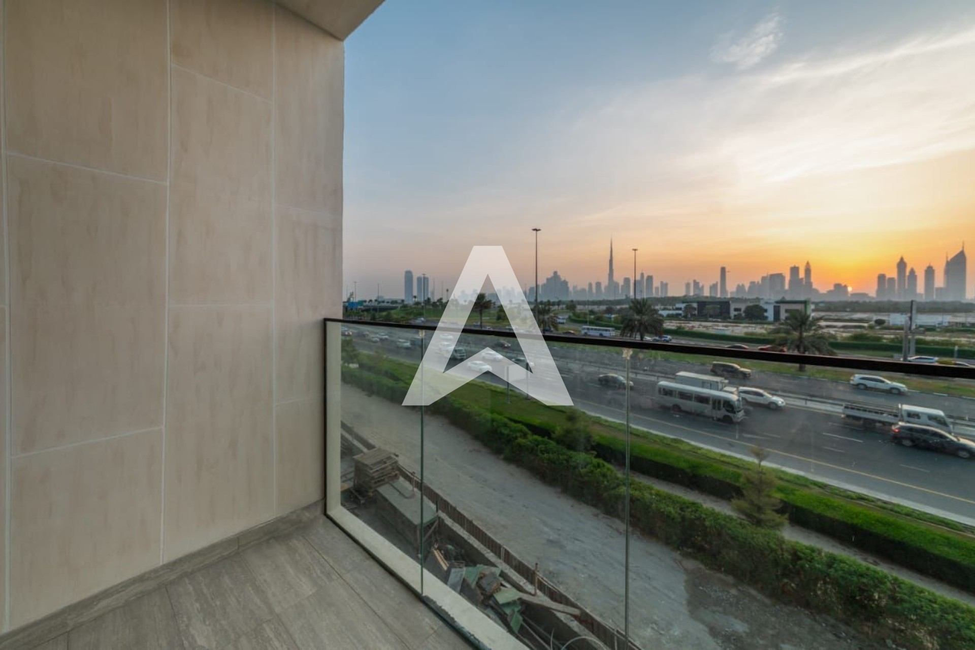 Displayed image from the thumbnail slider