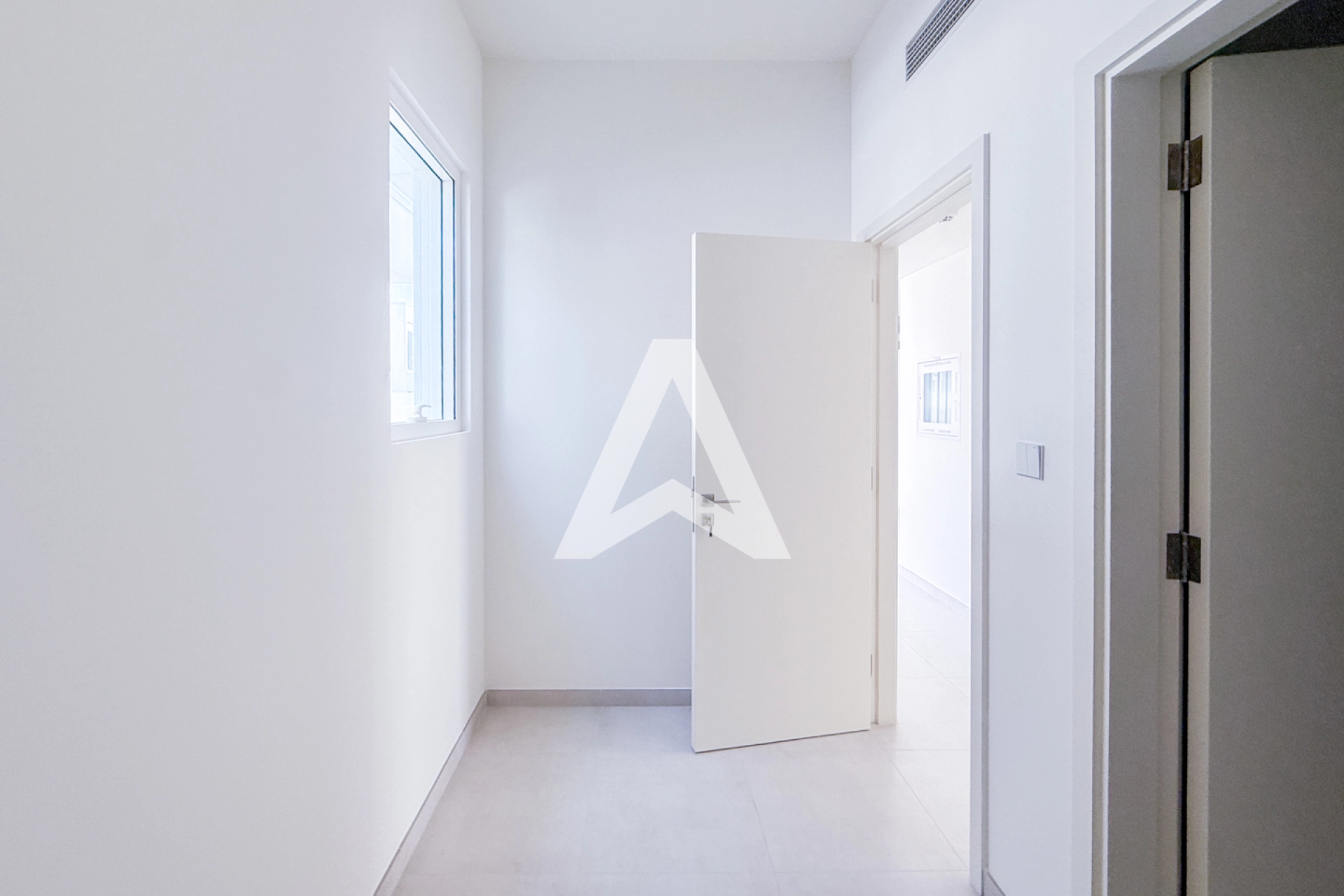 Displayed image from the thumbnail slider