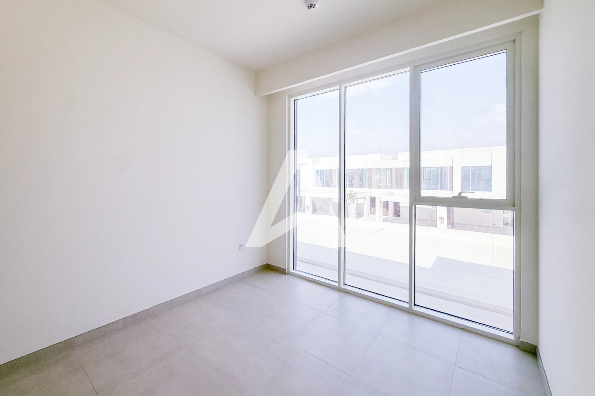 Displayed image from the thumbnail slider