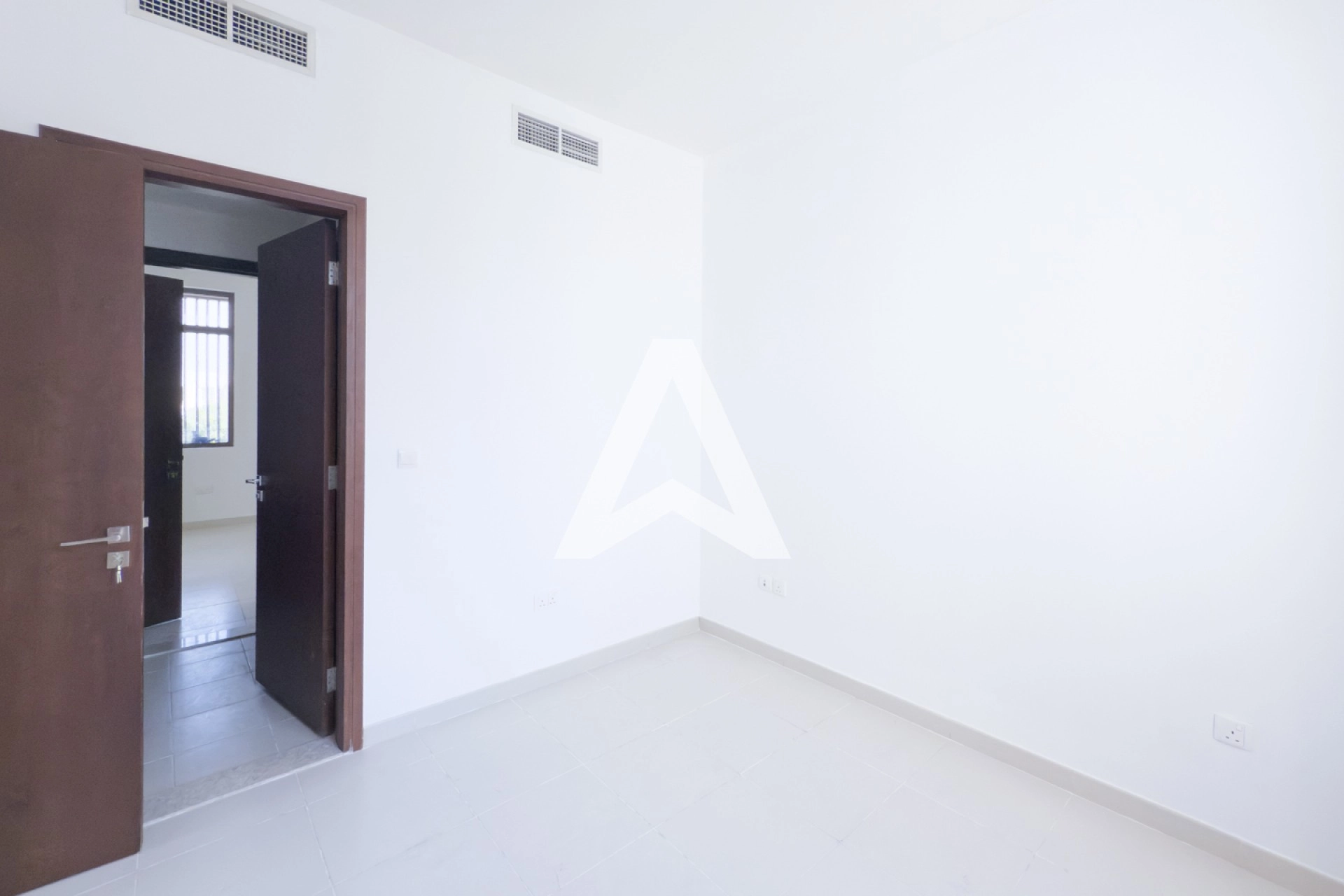 Displayed image from the thumbnail slider