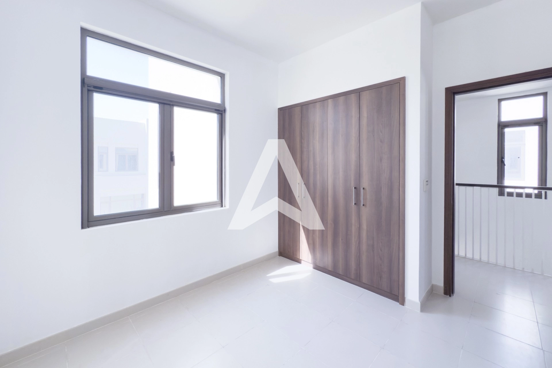 Displayed image from the thumbnail slider