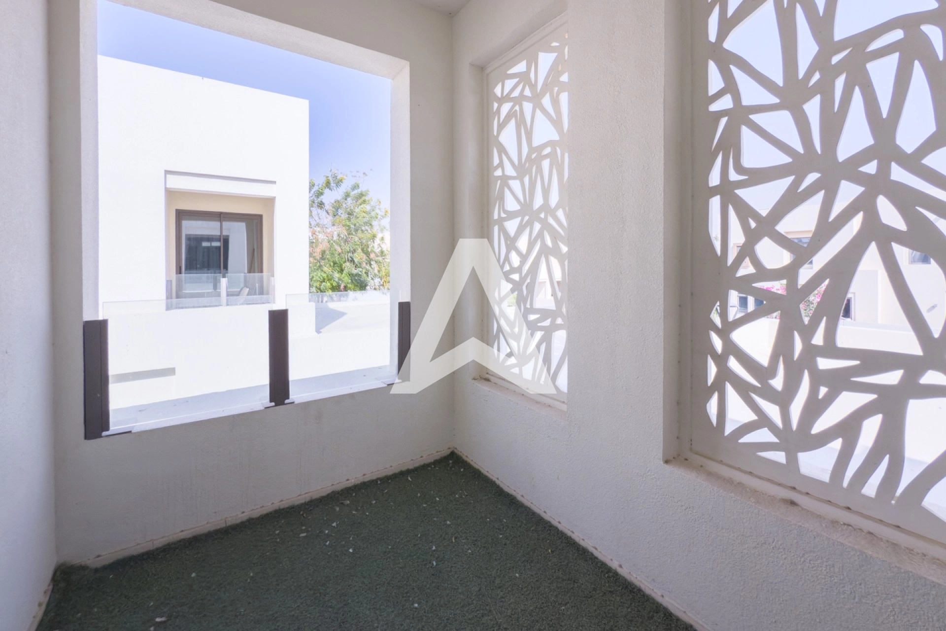 Displayed image from the thumbnail slider