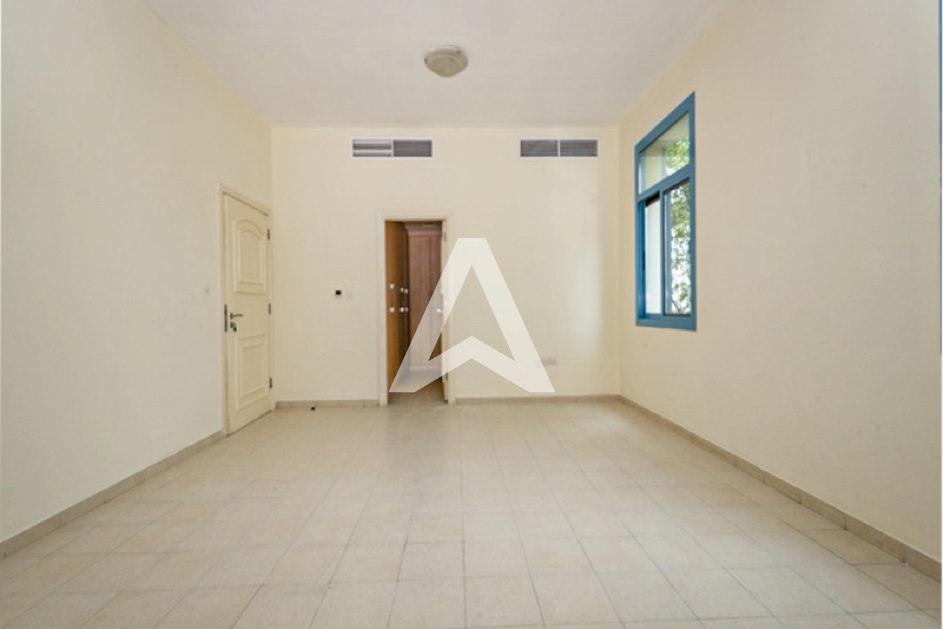 Displayed image from the thumbnail slider