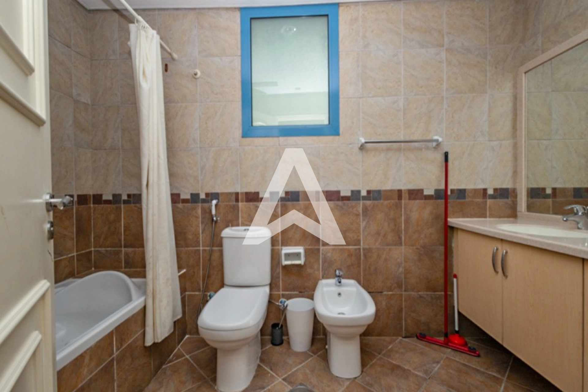Displayed image from the thumbnail slider