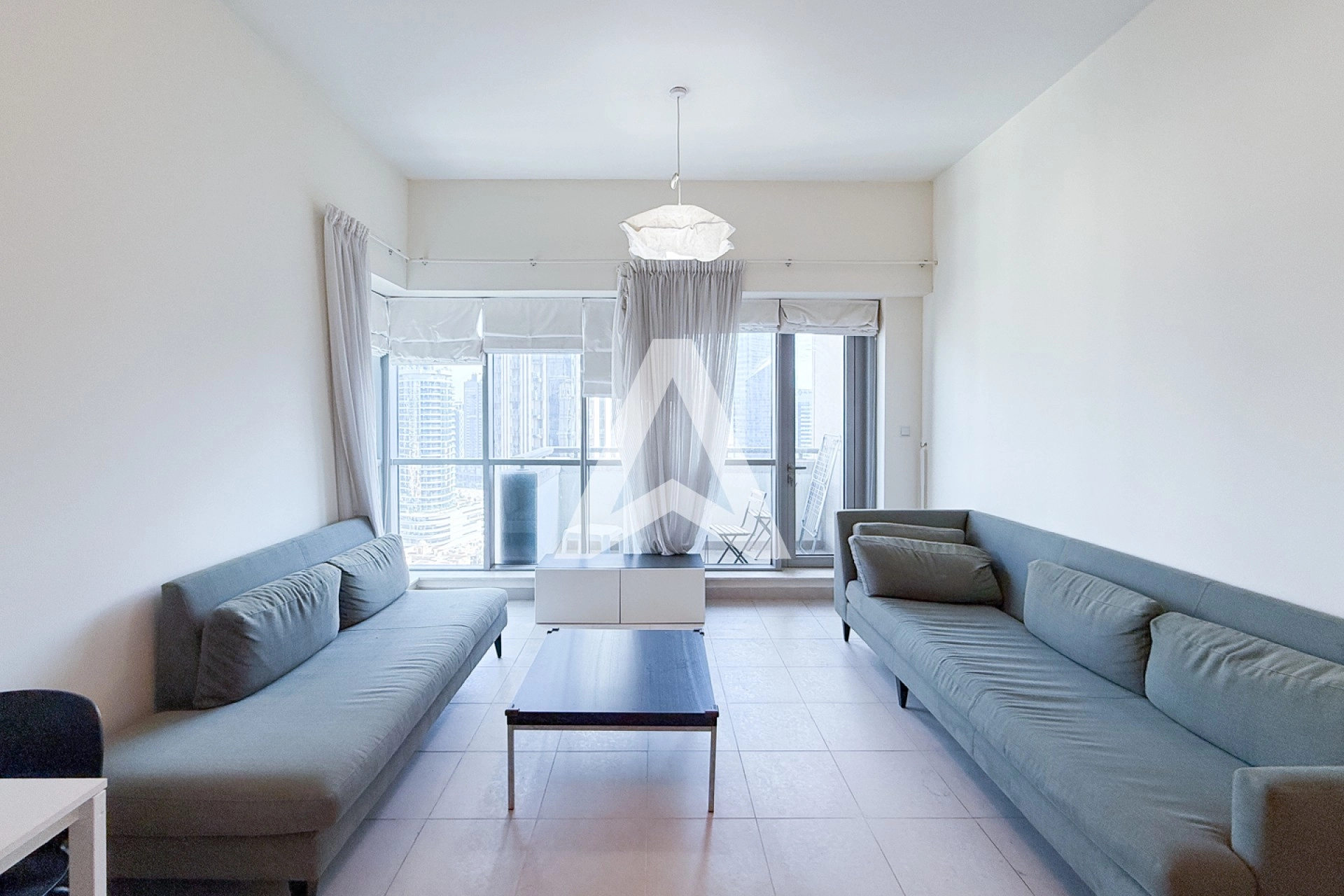 Displayed image from the thumbnail slider