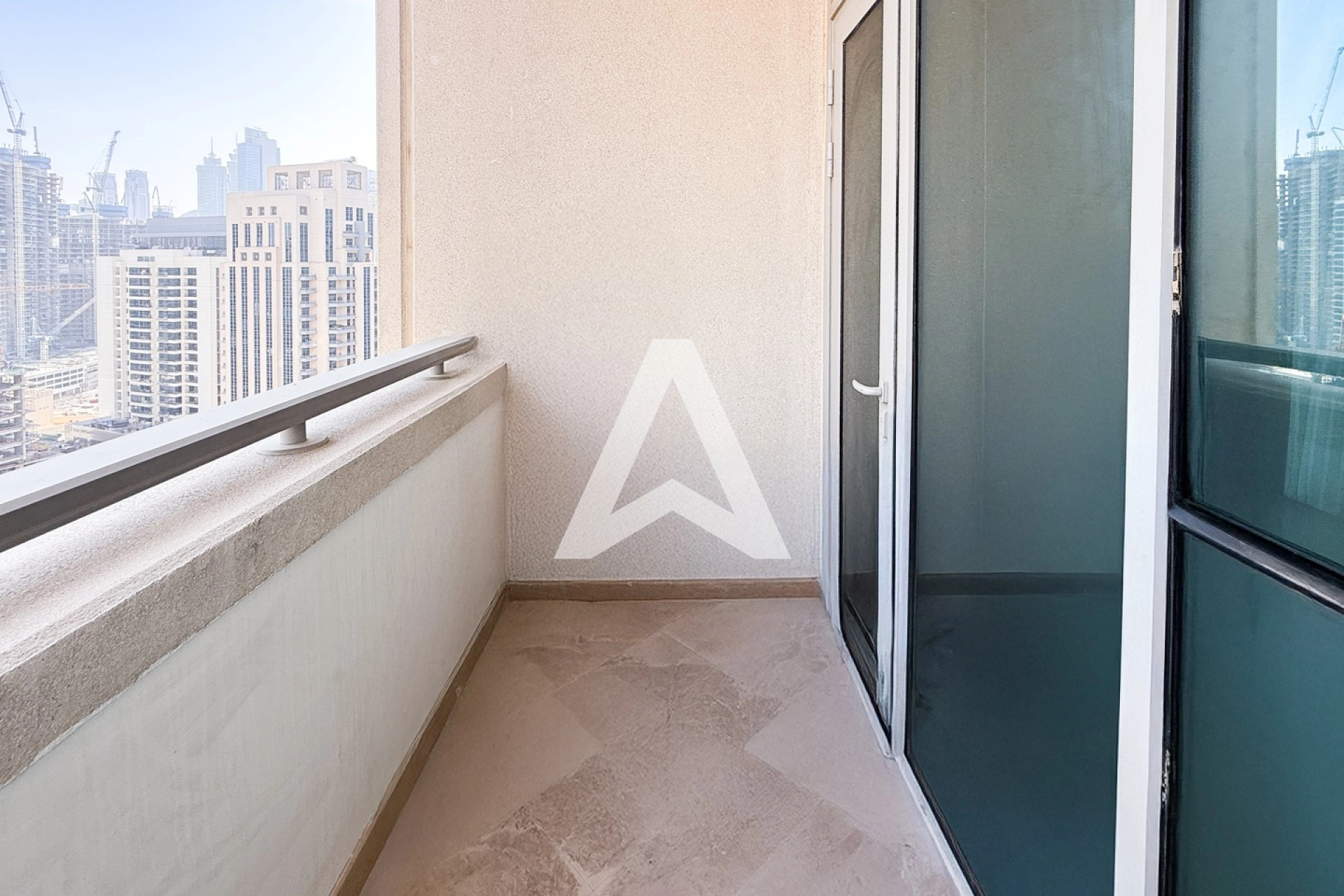 Displayed image from the thumbnail slider