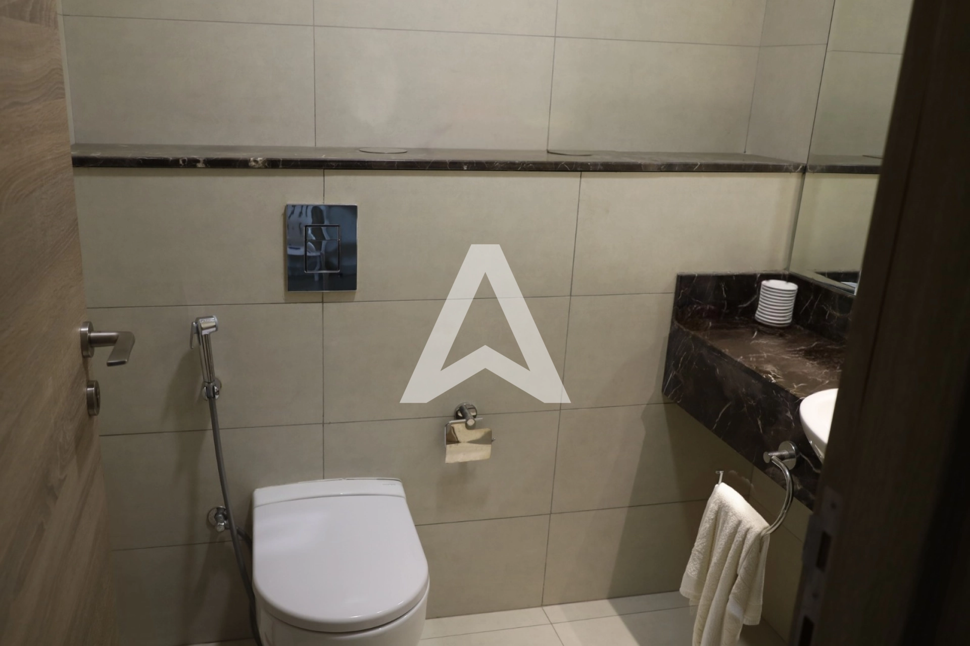 Displayed image from the thumbnail slider