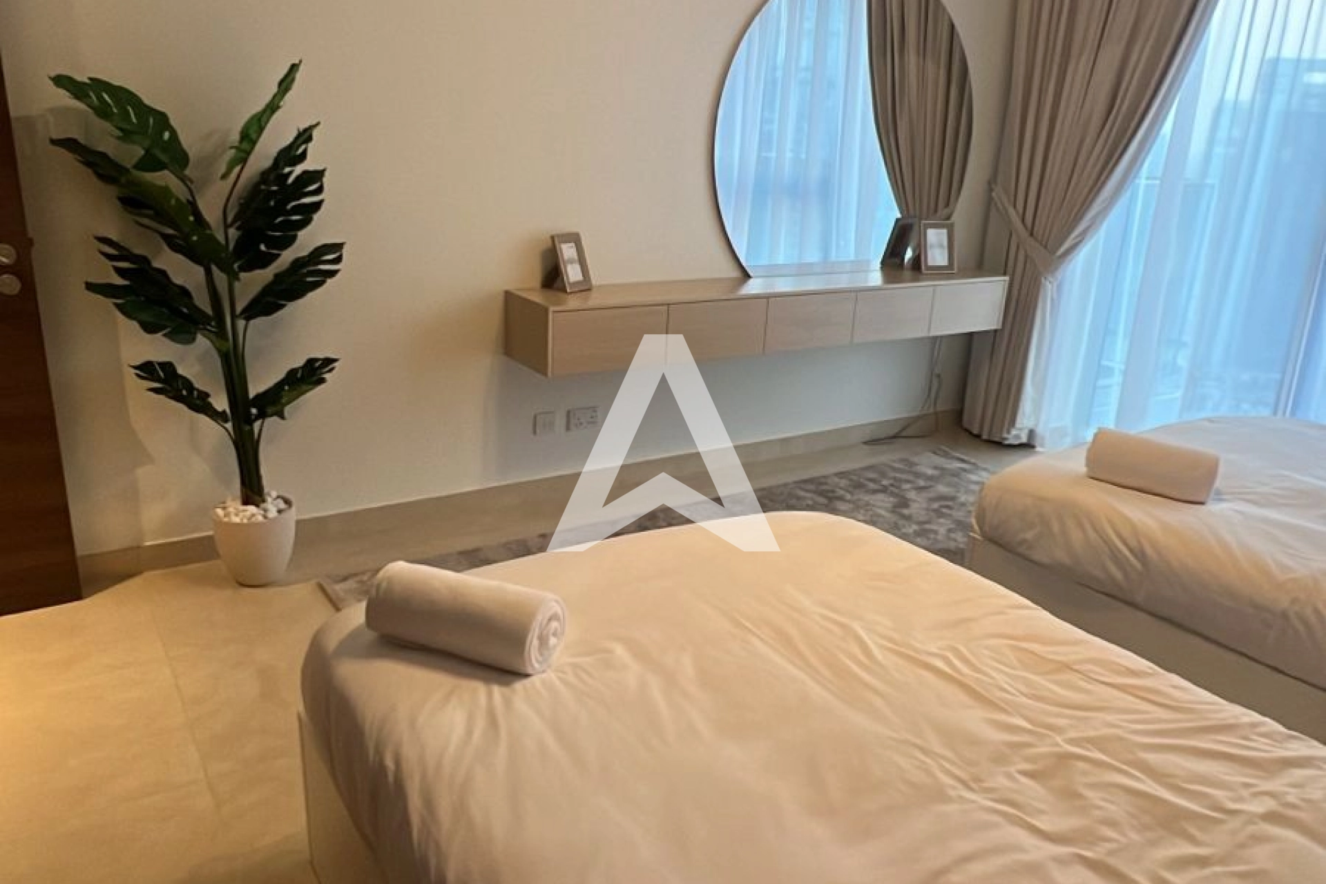 Displayed image from the thumbnail slider