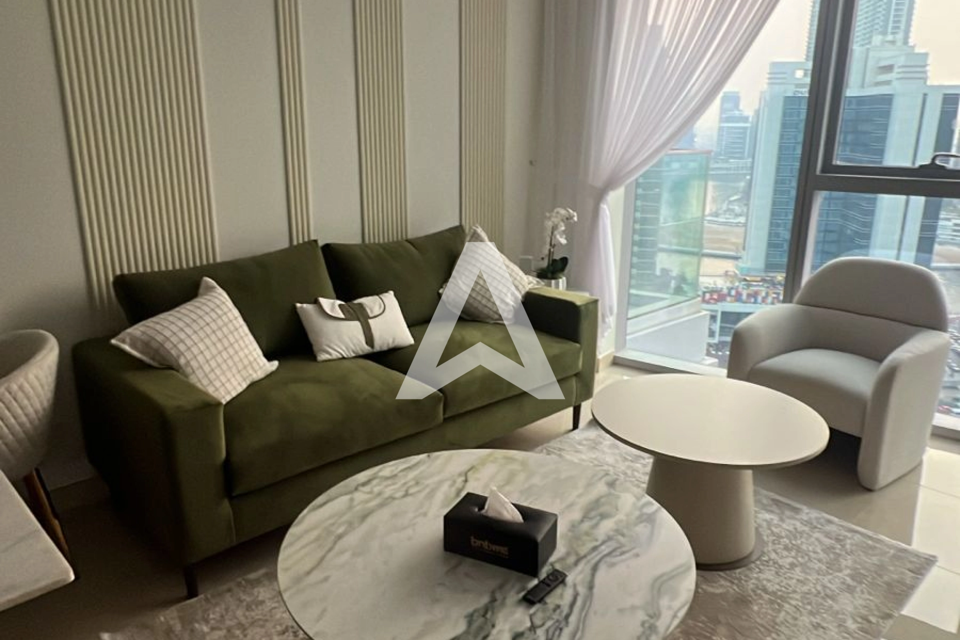 Displayed image from the thumbnail slider