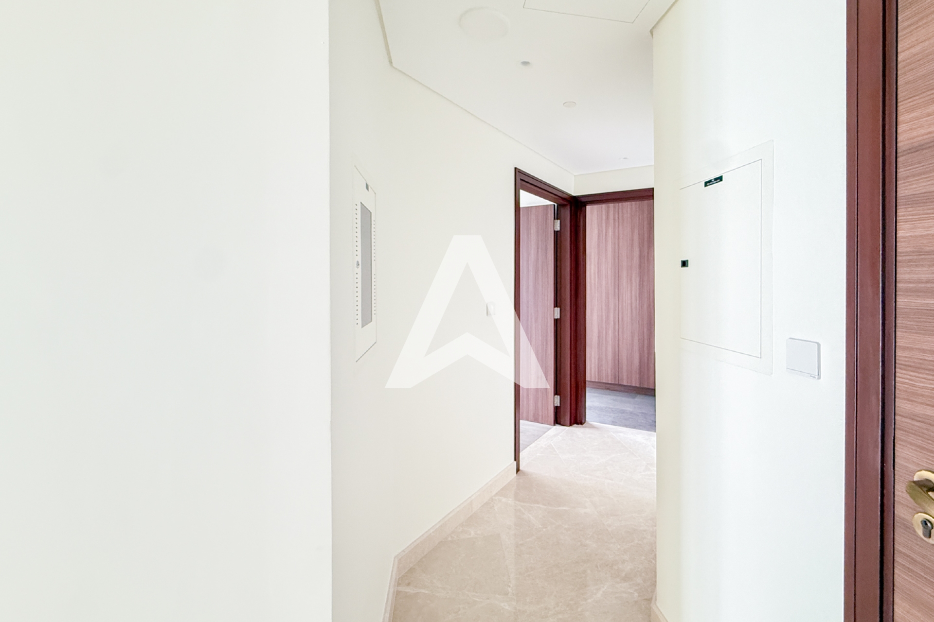 Displayed image from the thumbnail slider