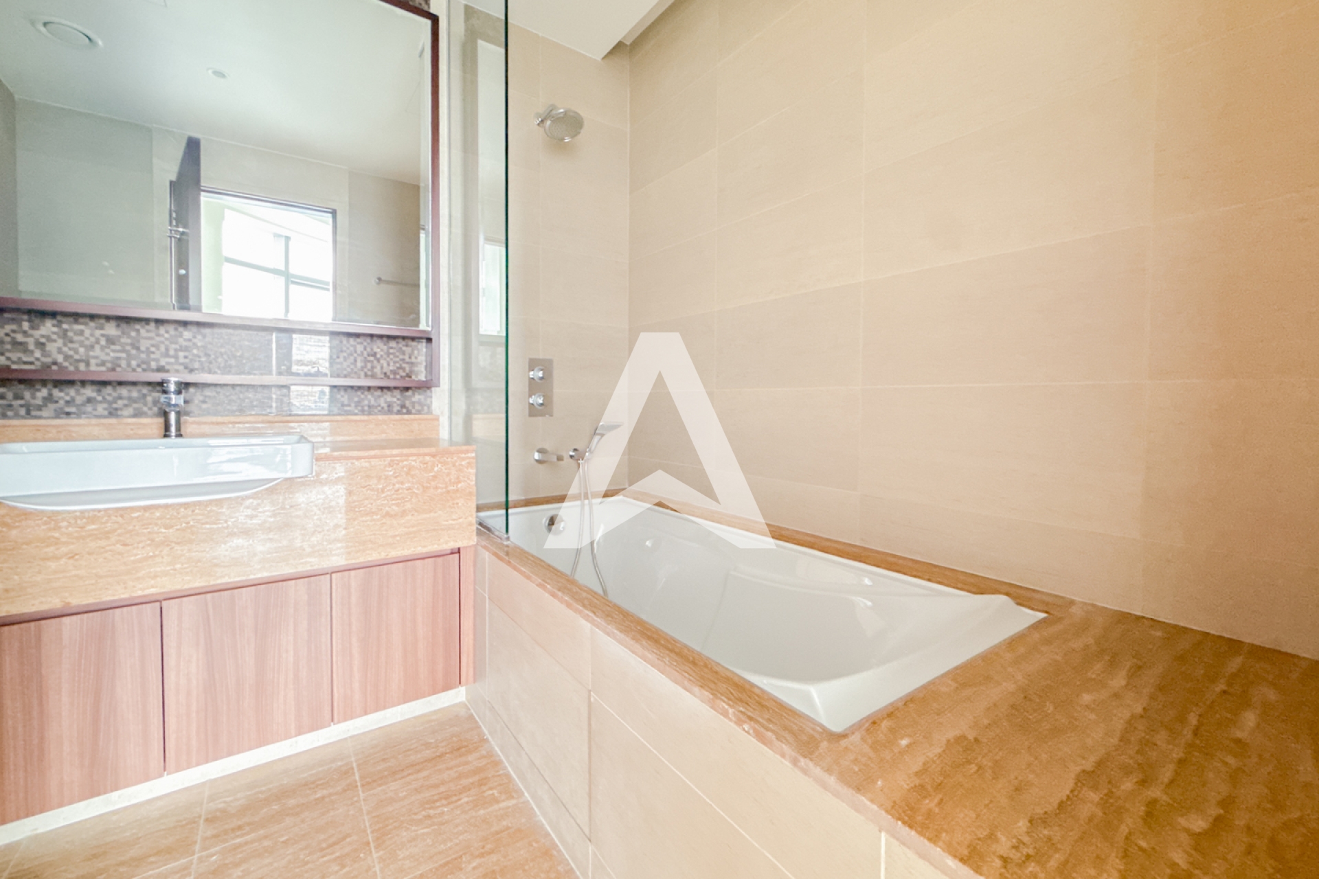 Displayed image from the thumbnail slider