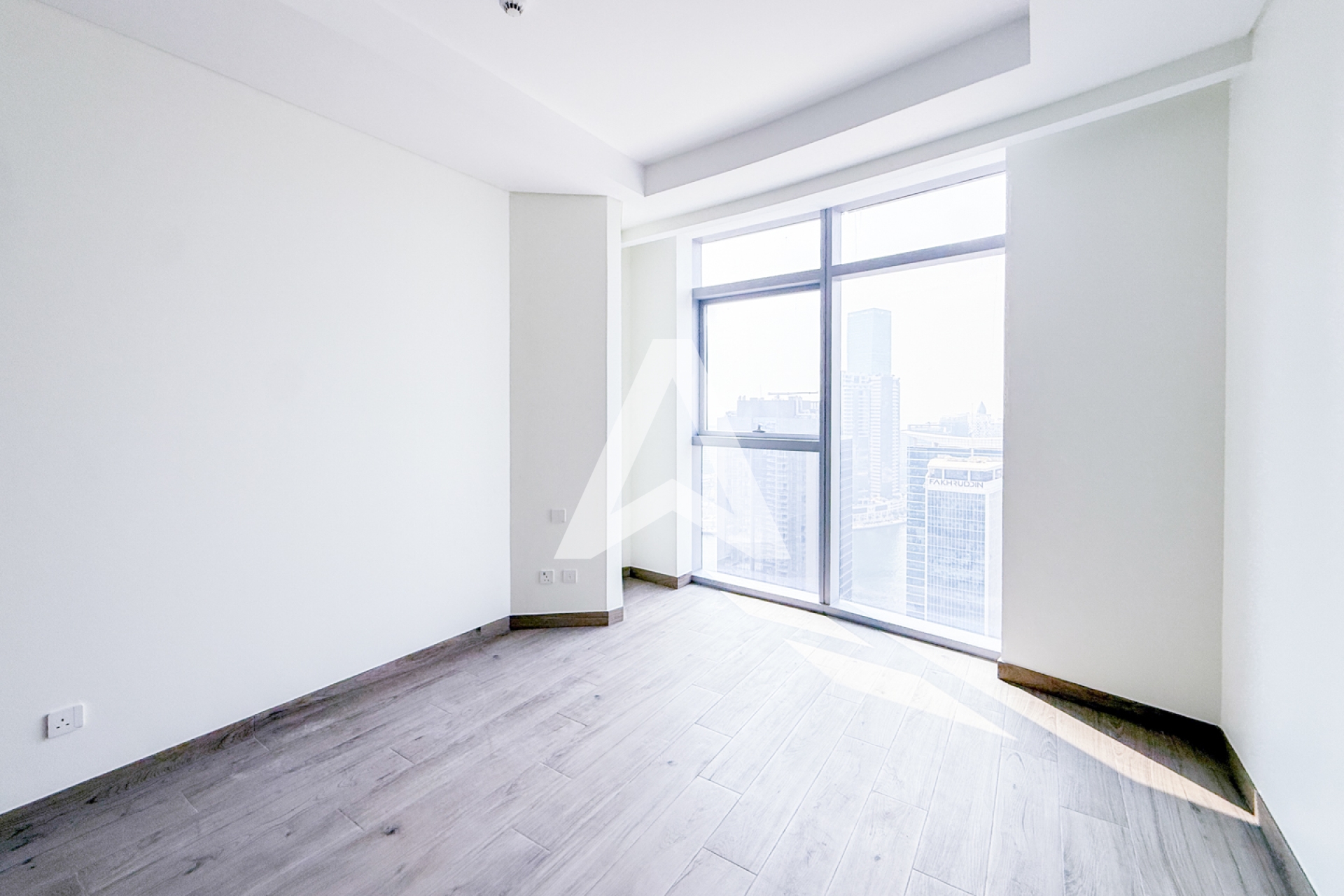 Displayed image from the thumbnail slider