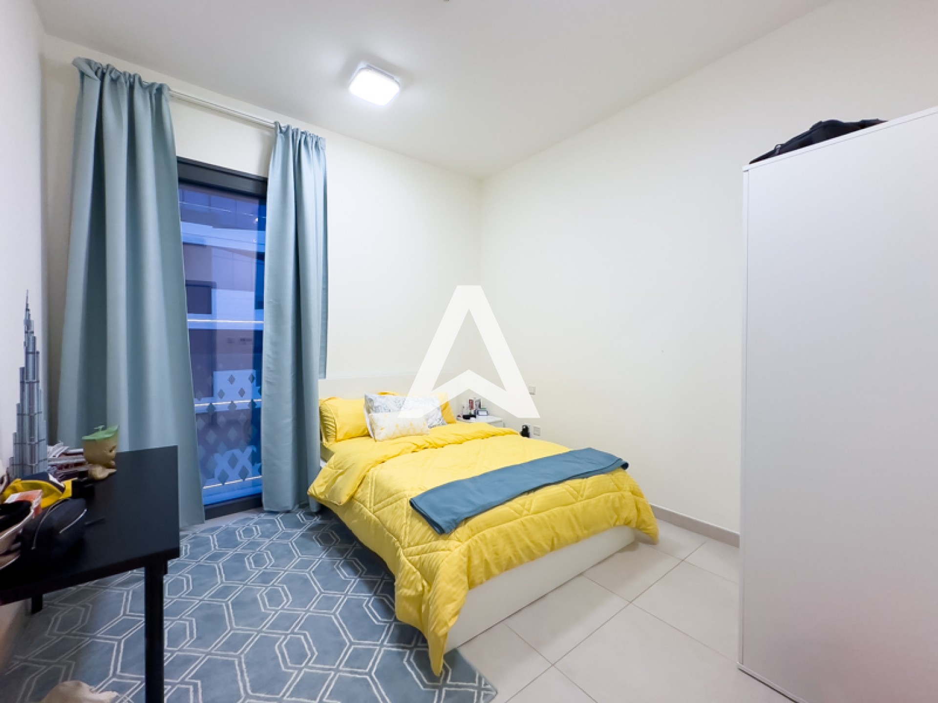 Displayed image from the thumbnail slider