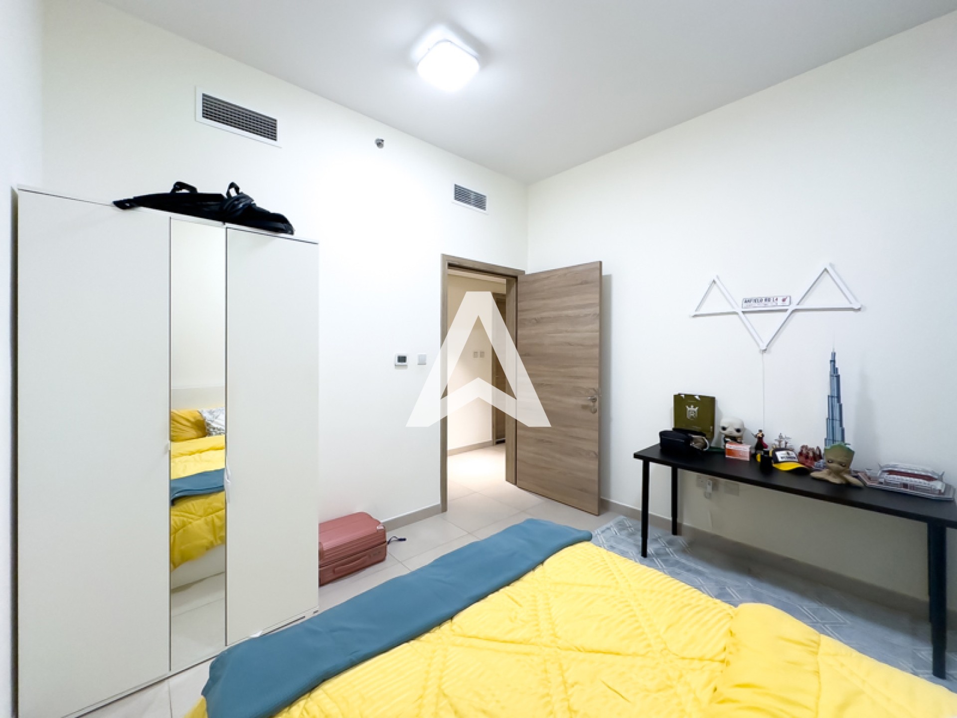 Displayed image from the thumbnail slider