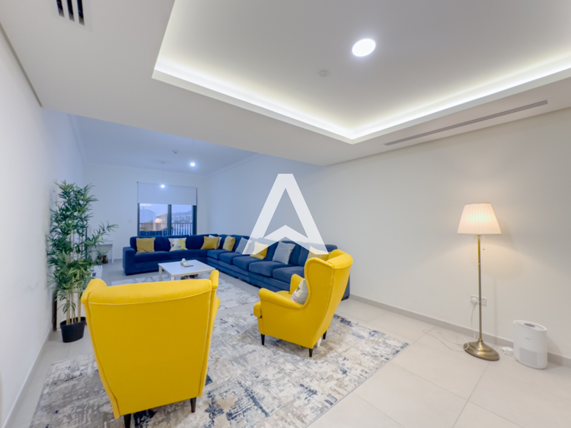 Displayed image from the thumbnail slider