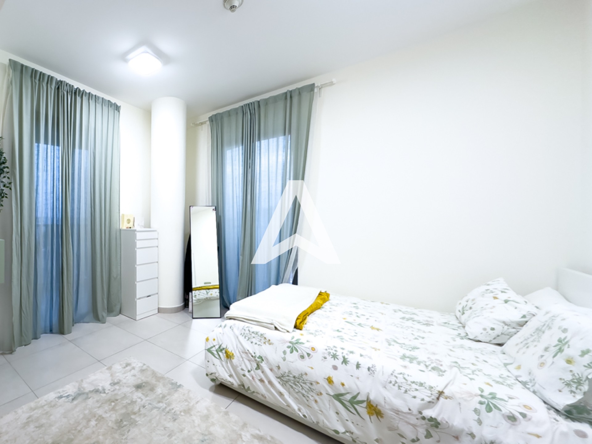 Displayed image from the thumbnail slider