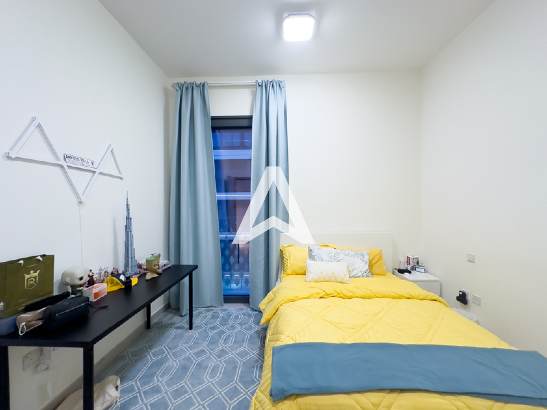 Displayed image from the thumbnail slider