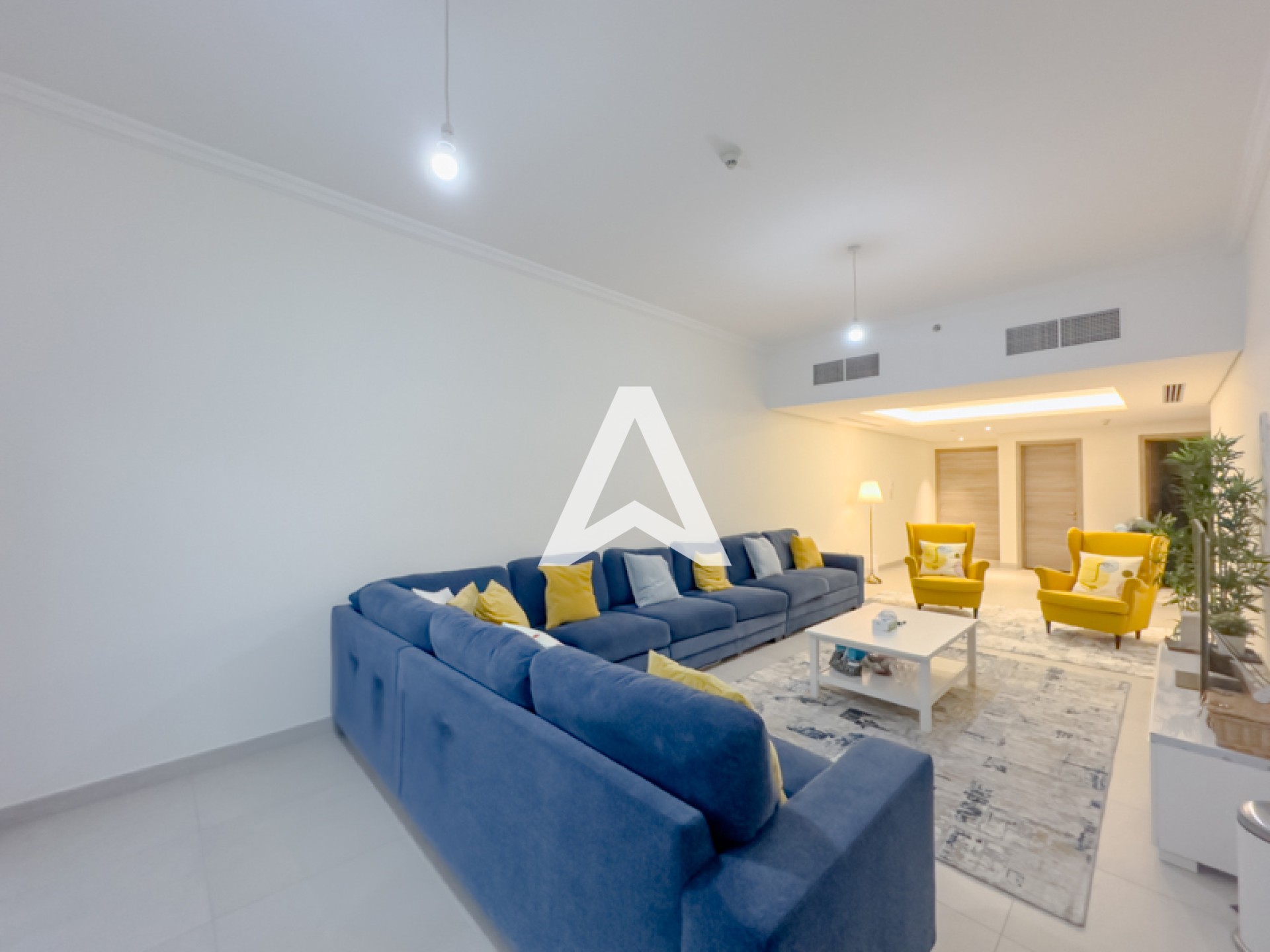 Displayed image from the thumbnail slider