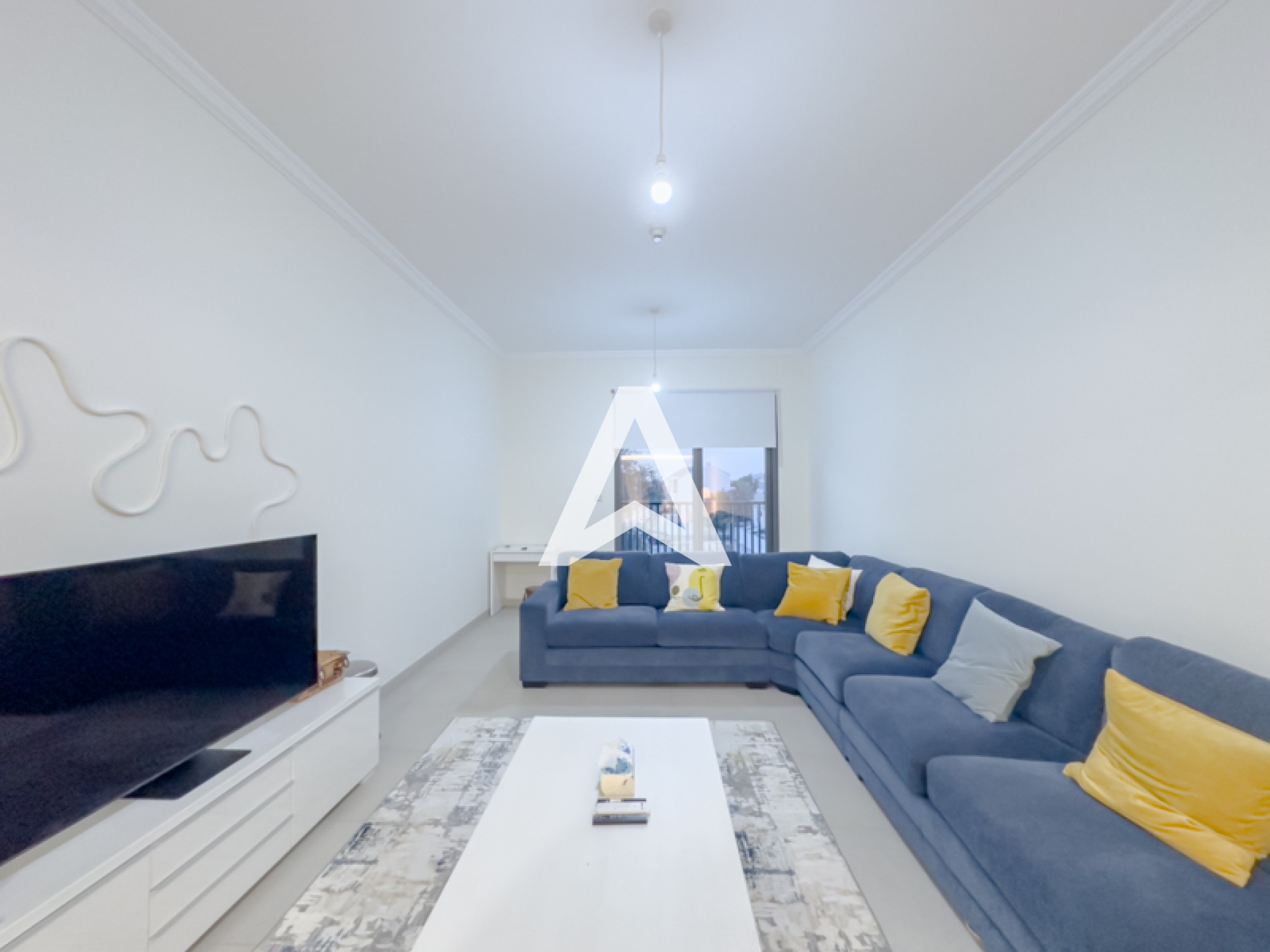 Displayed image from the thumbnail slider