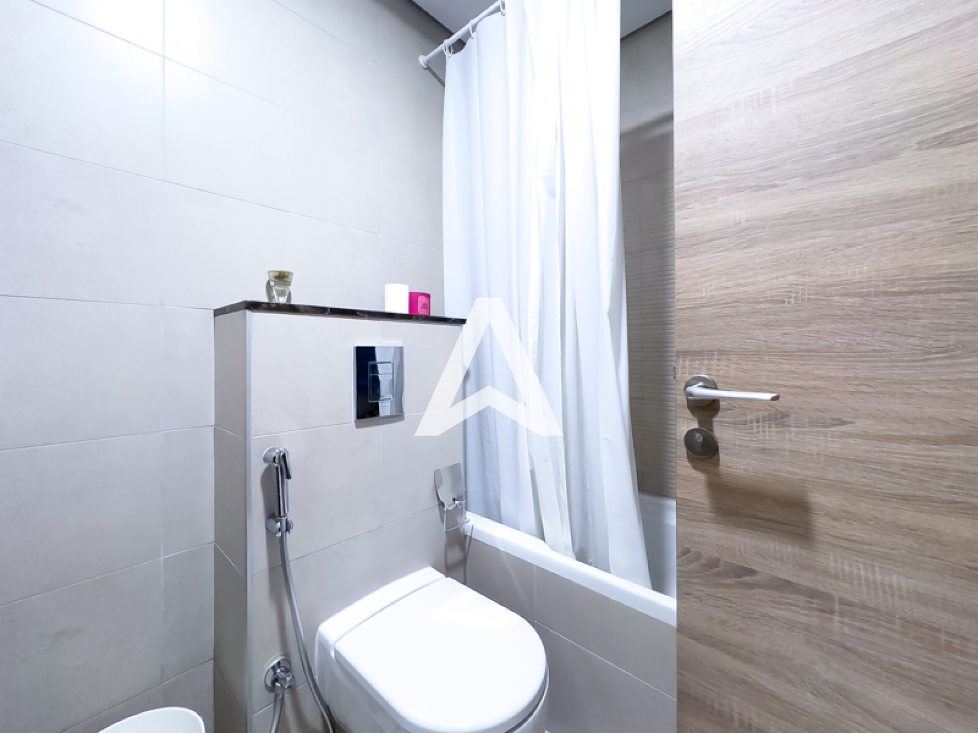 Displayed image from the thumbnail slider