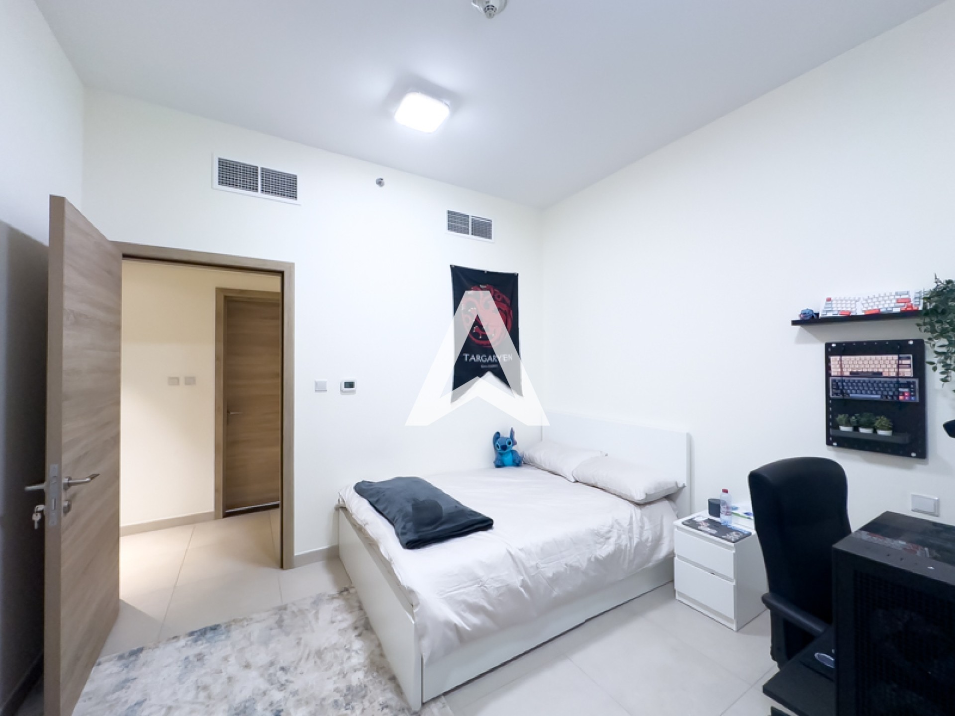 Displayed image from the thumbnail slider