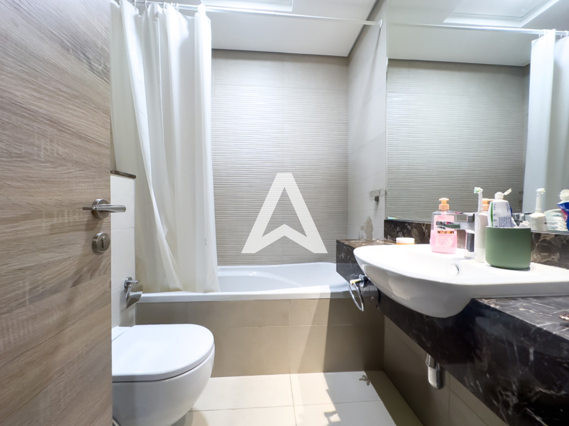 Displayed image from the thumbnail slider