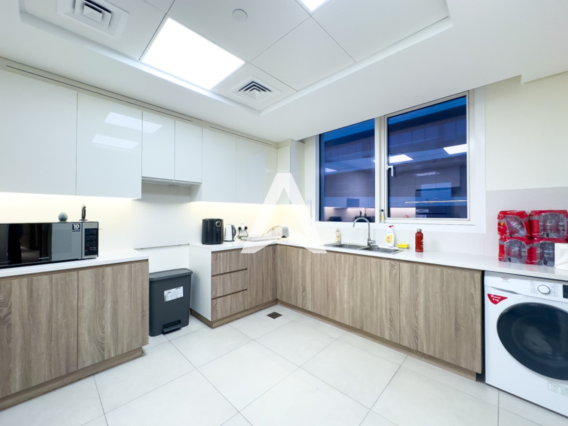 Displayed image from the thumbnail slider