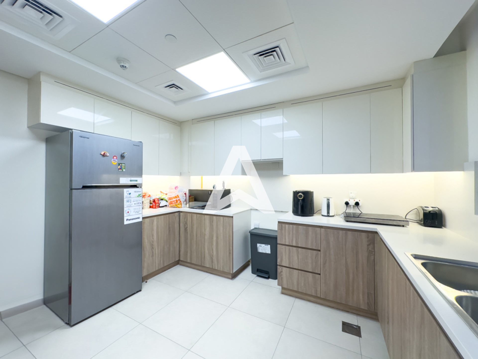 Displayed image from the thumbnail slider