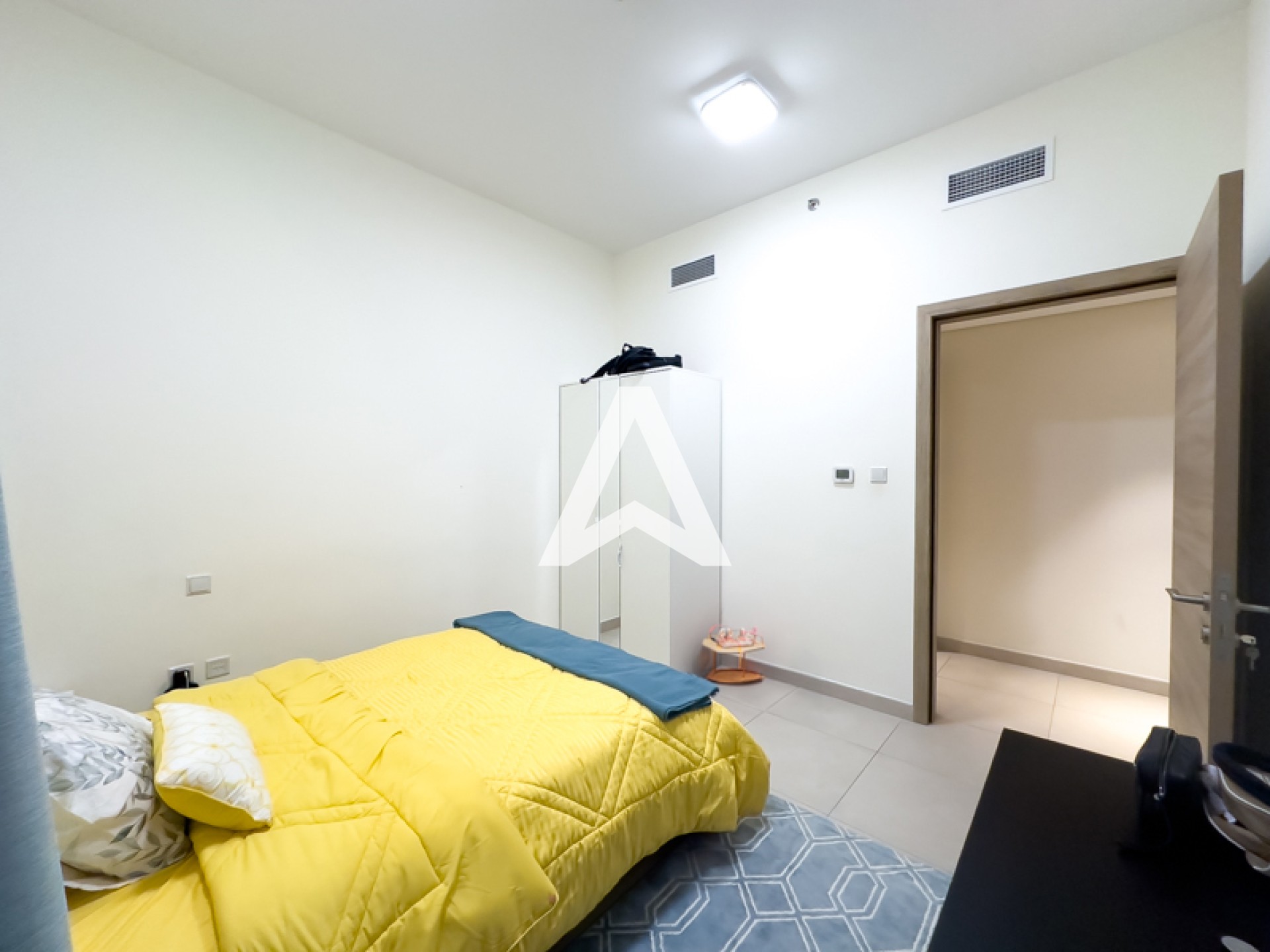 Displayed image from the thumbnail slider