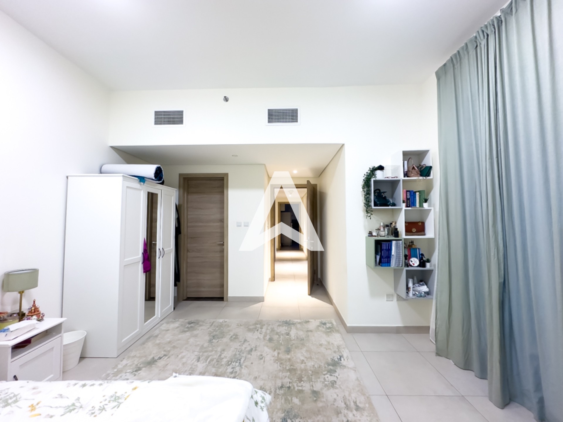 Displayed image from the thumbnail slider