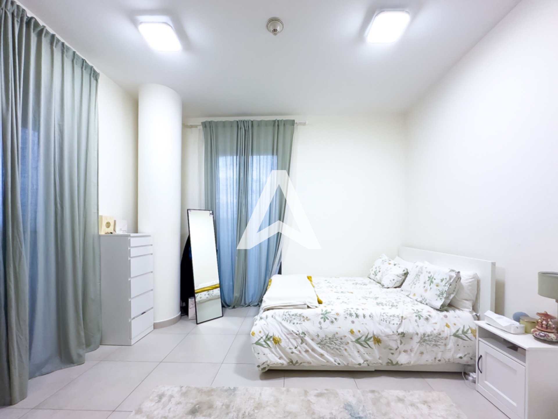 Displayed image from the thumbnail slider