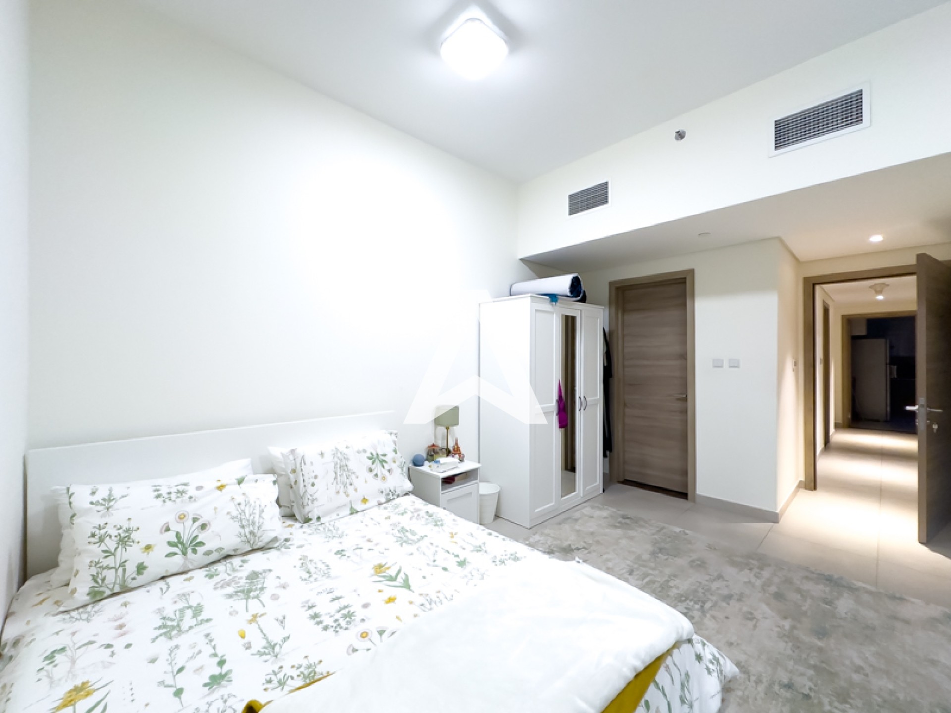 Displayed image from the thumbnail slider