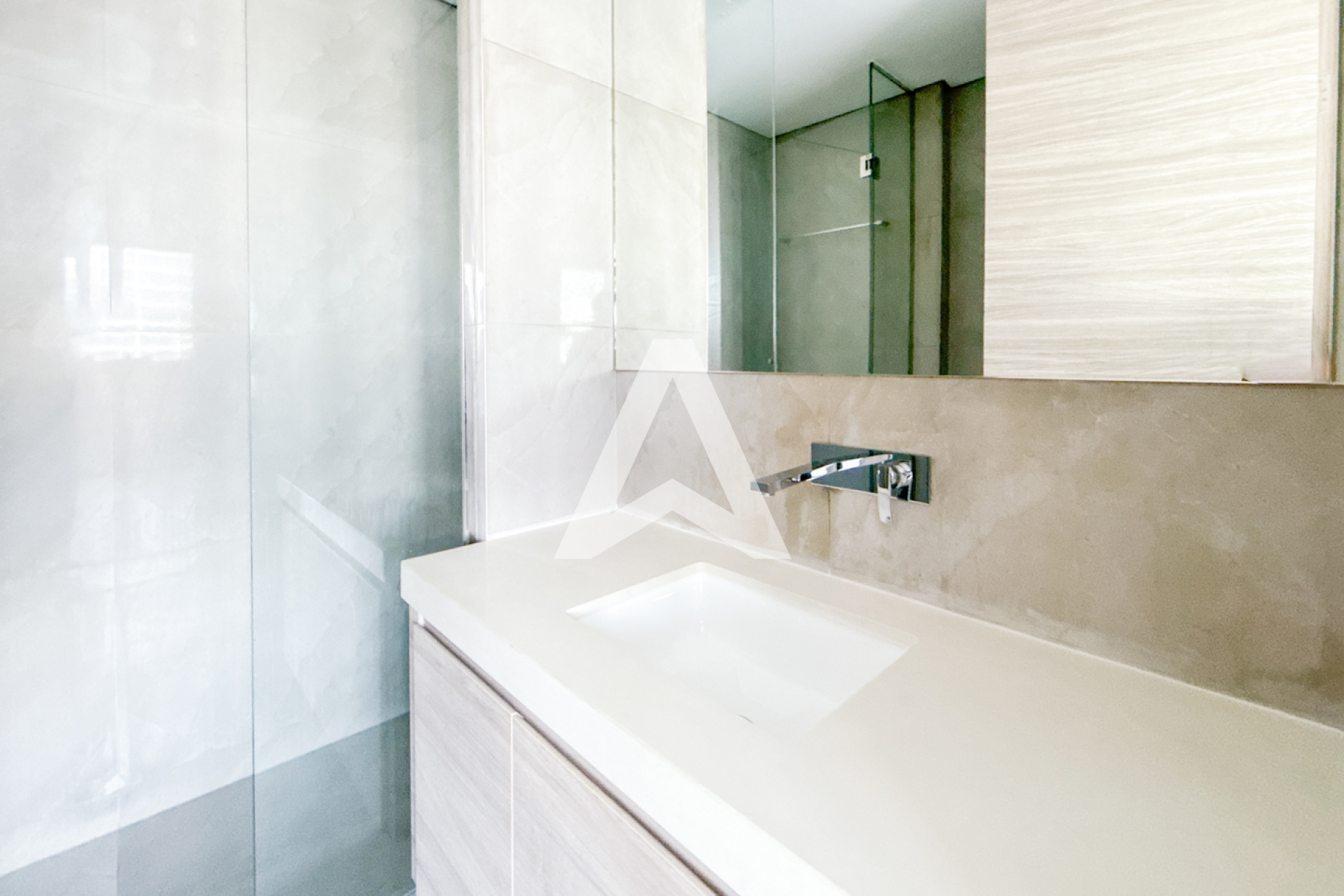 Displayed image from the thumbnail slider