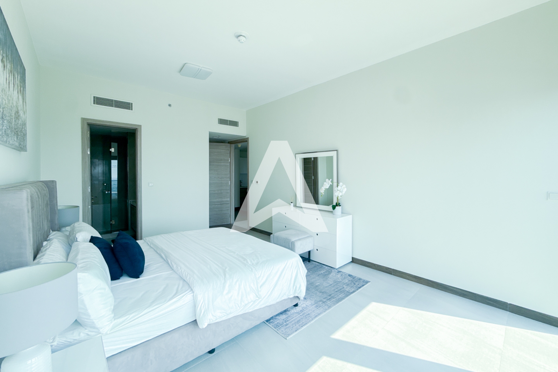 Displayed image from the thumbnail slider
